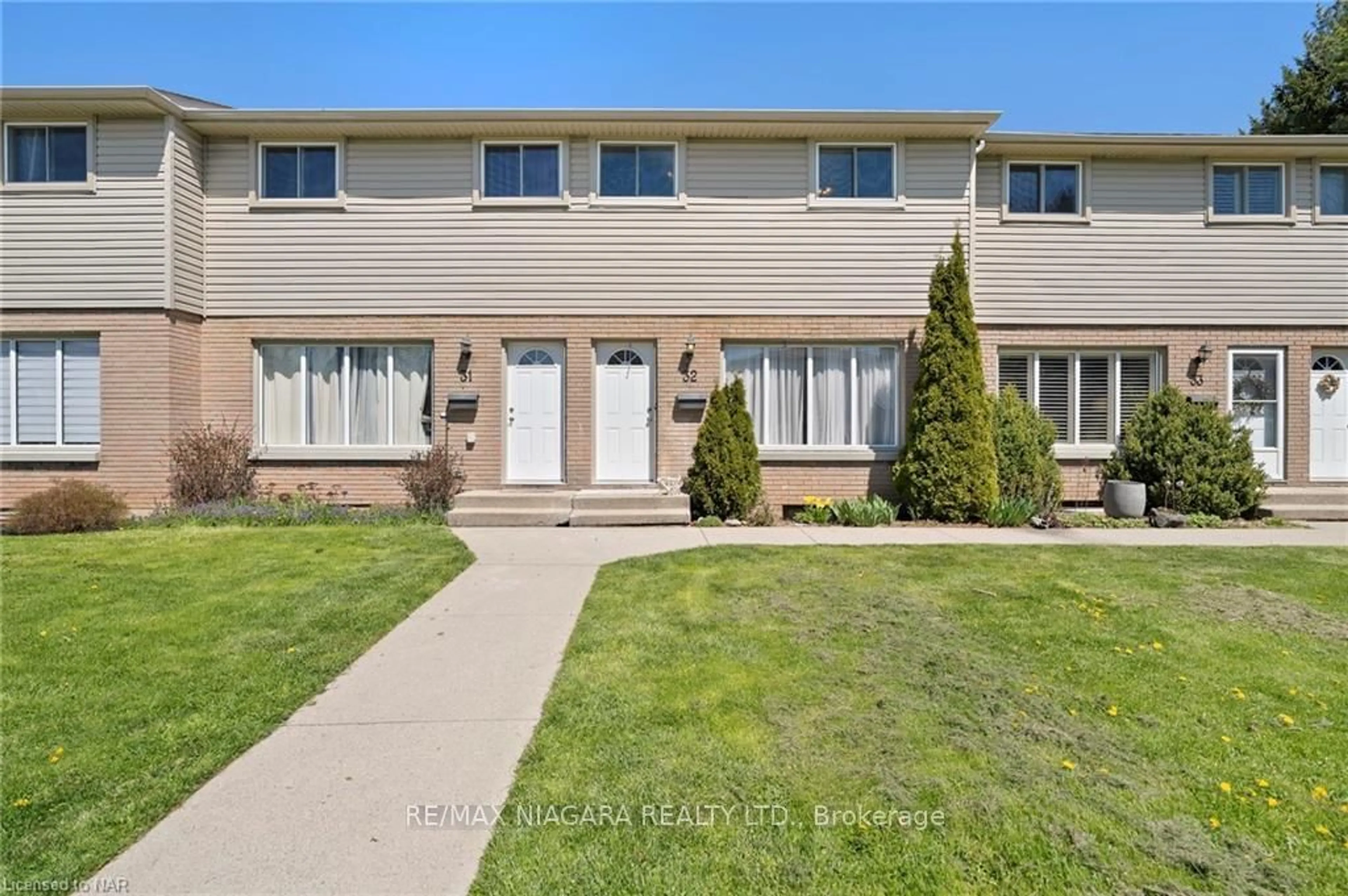 A pic from exterior of the house or condo for 4215 Meadowvale Dr #32, Niagara Falls Ontario L2R 5W8