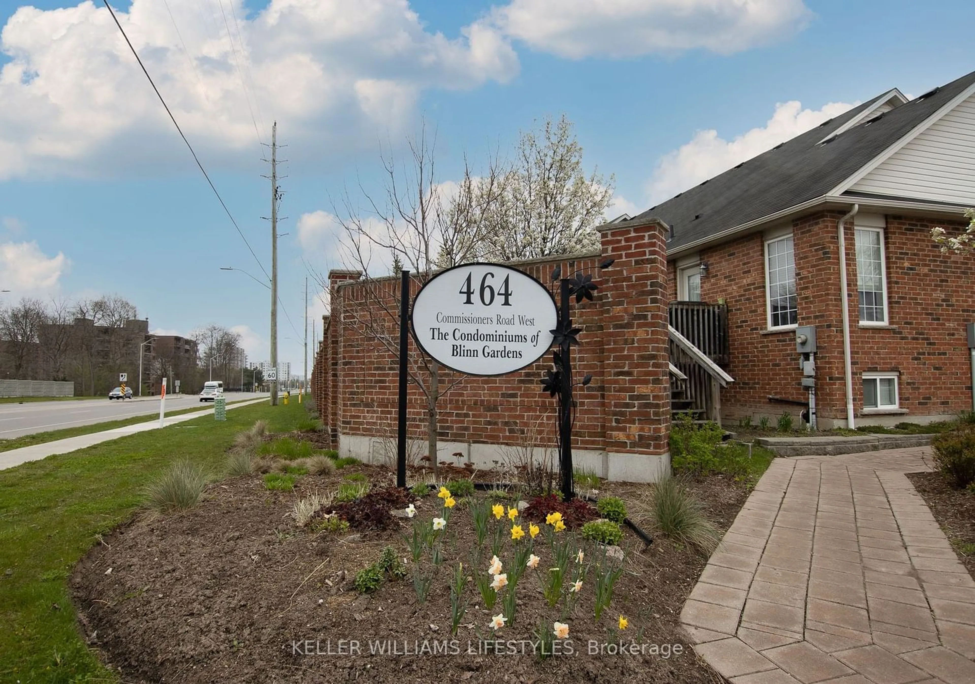 A pic from exterior of the house or condo, the front or back of building for 464 Commissioners Rd #82, London Ontario N6J 0A2