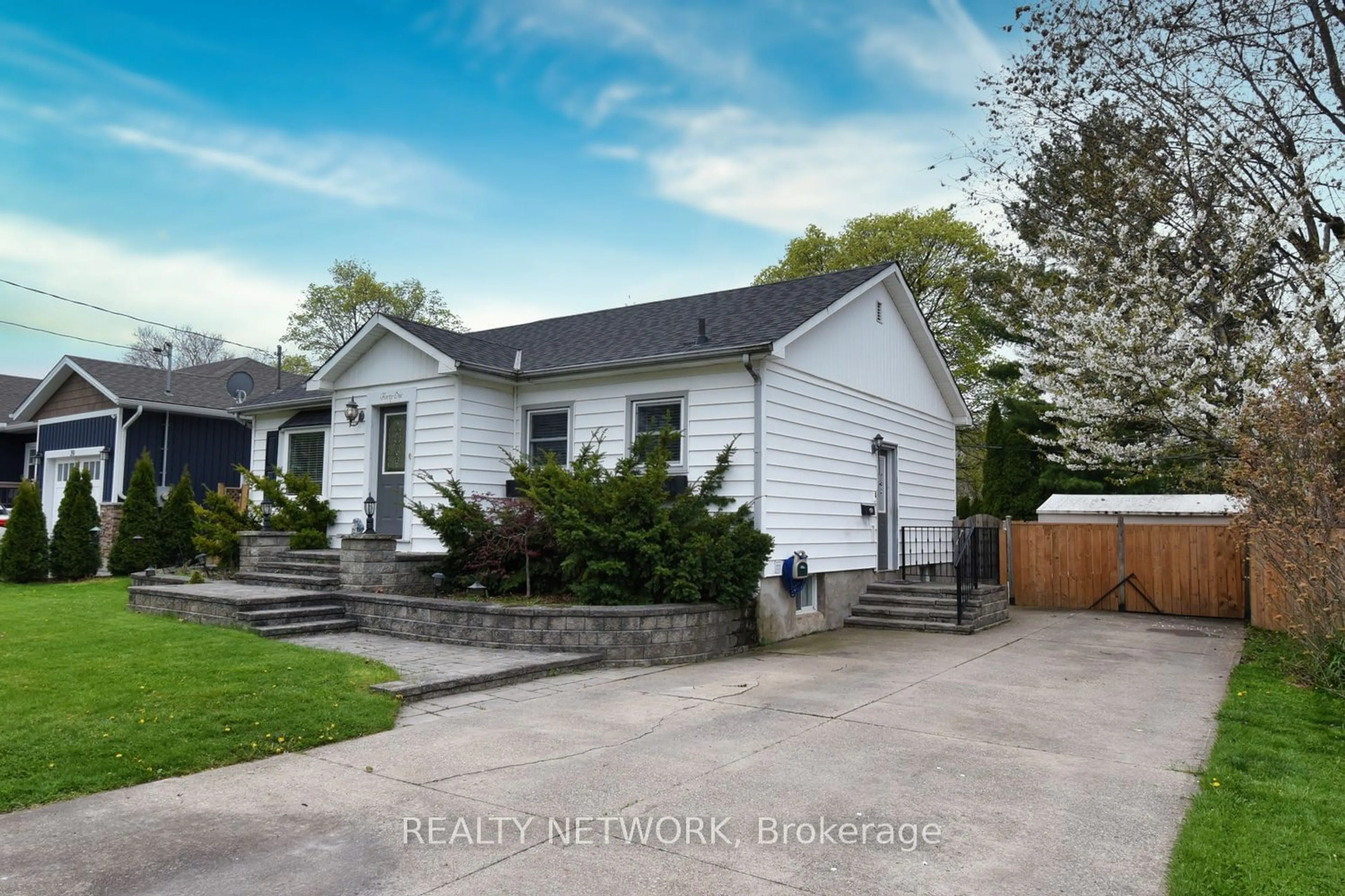 Frontside or backside of a home for 41 Woodbine Ave, St. Catharines Ontario L2N 3N5