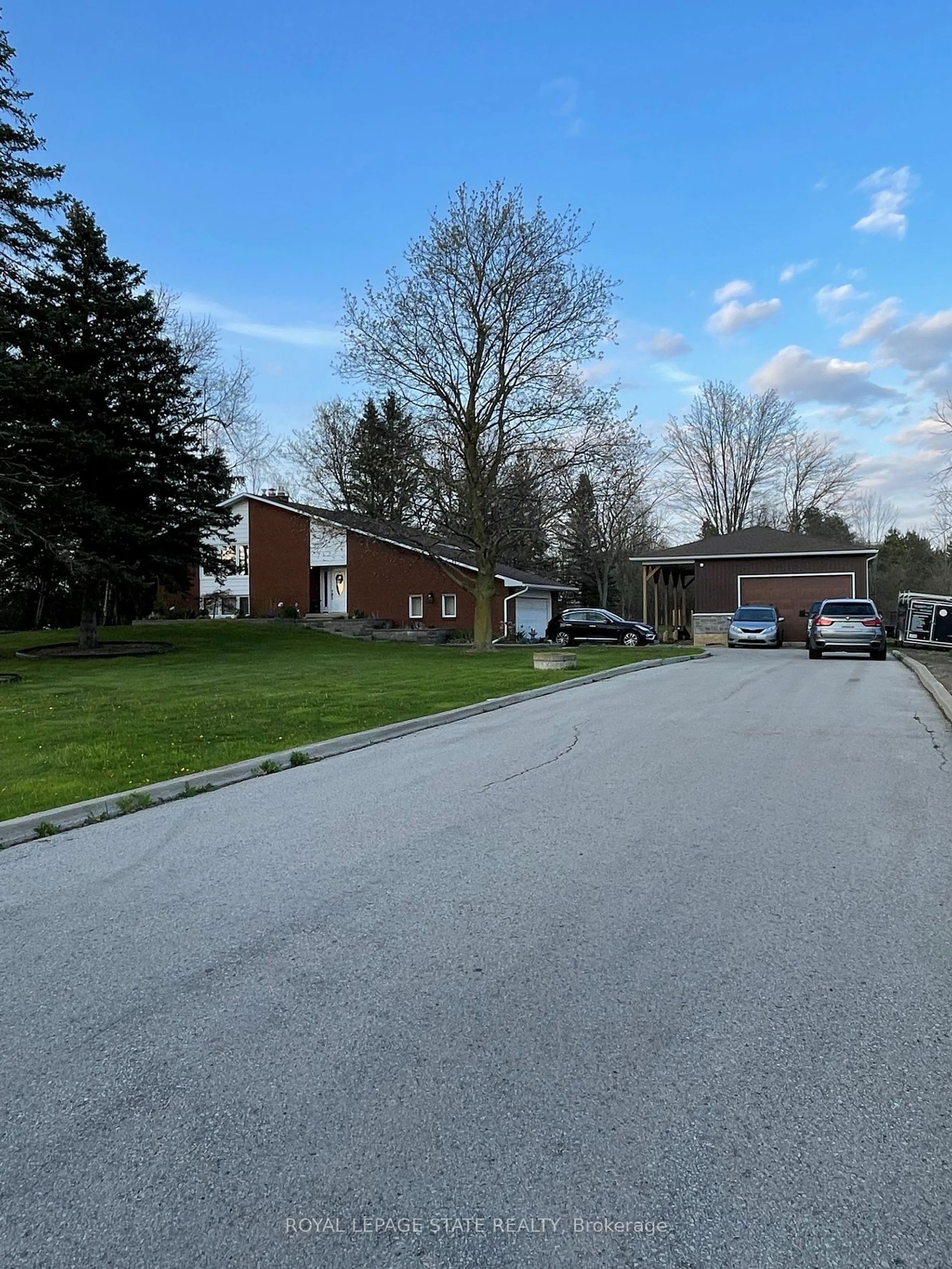 Outside view for 1311 Fiddlers Green Rd, Hamilton Ontario L9G 3L1