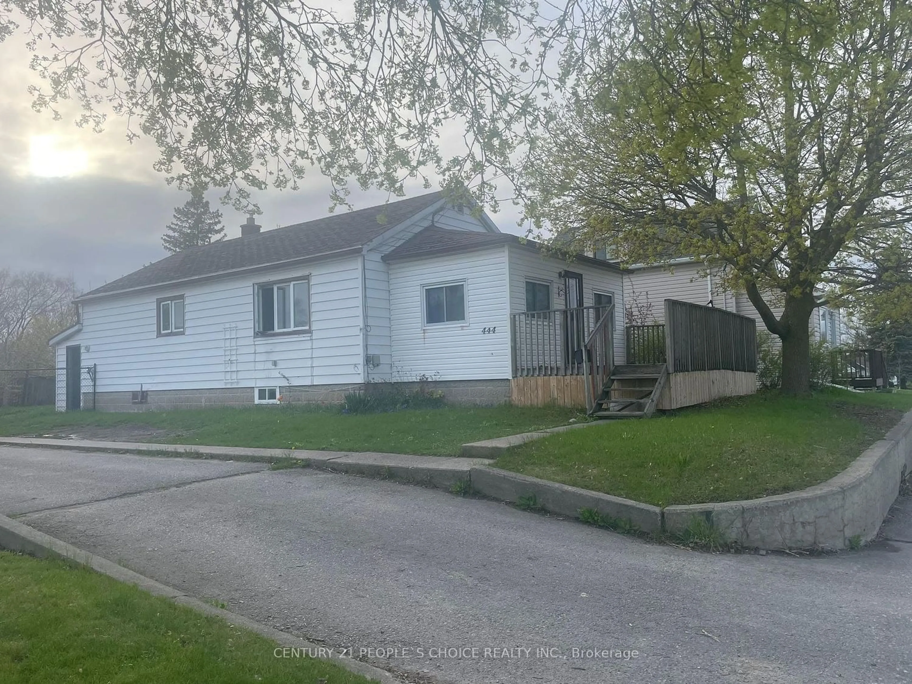 Outside view for 444 Sidney St, Belleville Ontario K8P 4A1