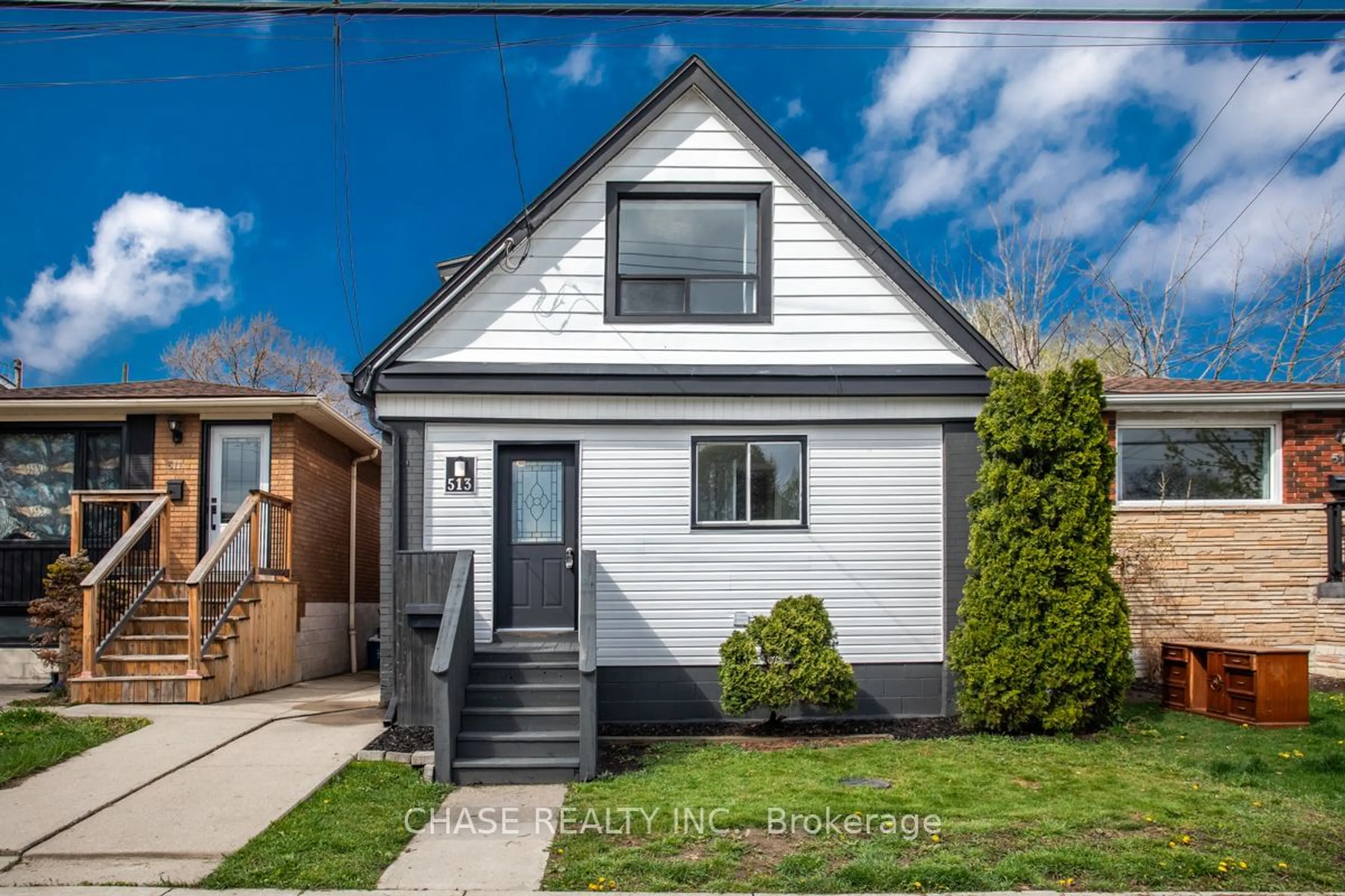 Frontside or backside of a home for 513 Queensdale Ave, Hamilton Ontario L8V 1K9