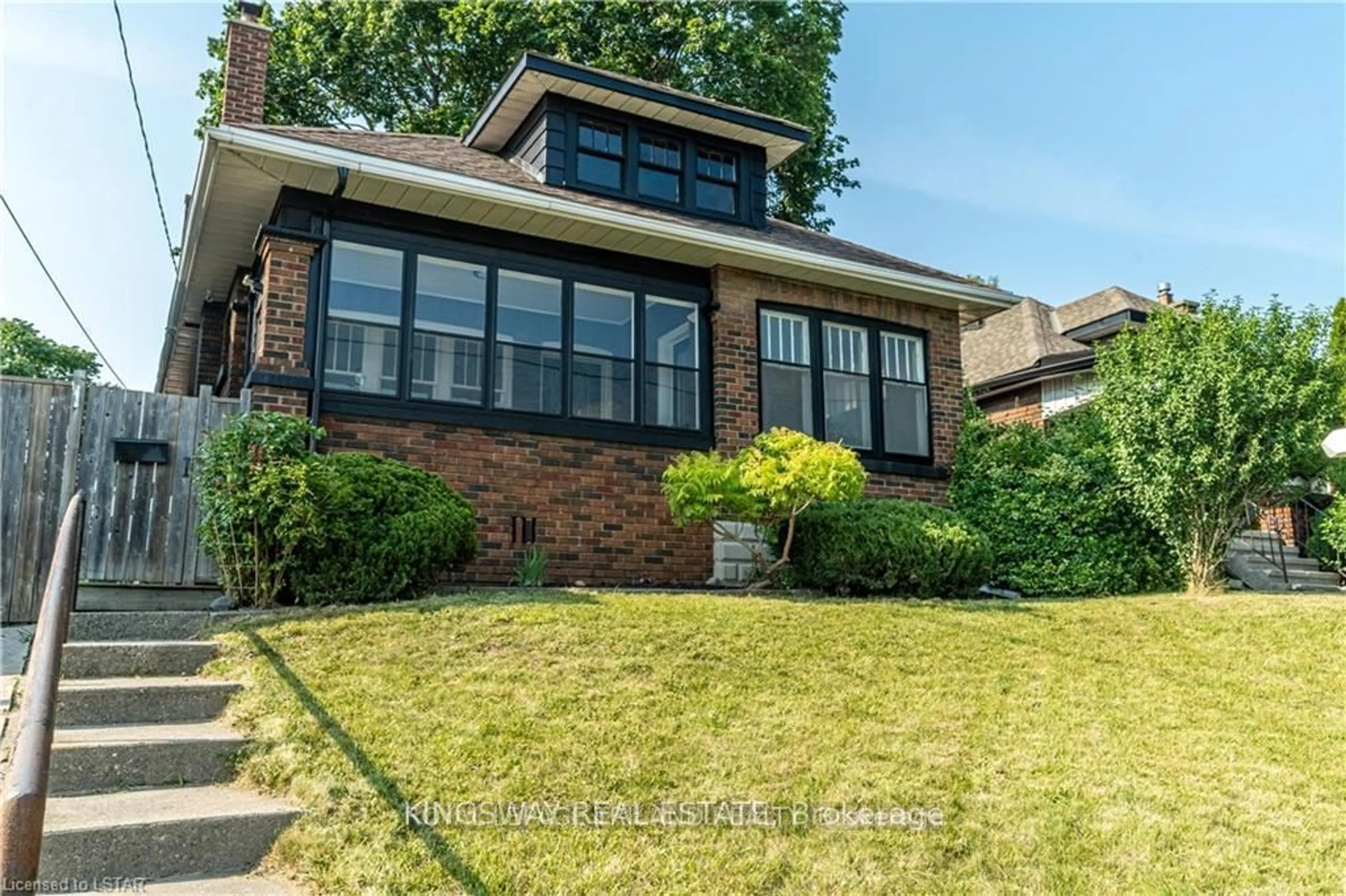 Frontside or backside of a home for 1226 Dundas St, London Ontario N5W 3B2