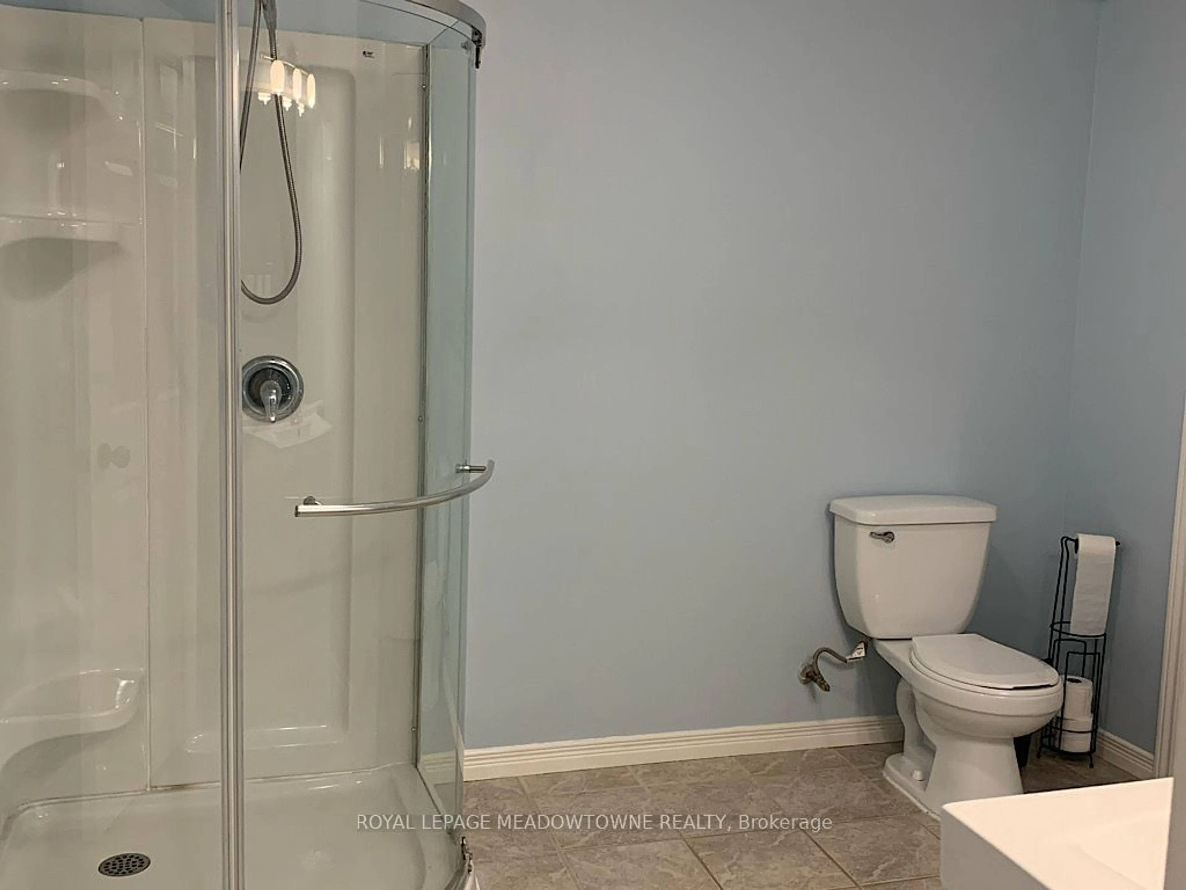 Standard bathroom for 28 Jenner Crt, Cambridge Ontario N1T 2T5