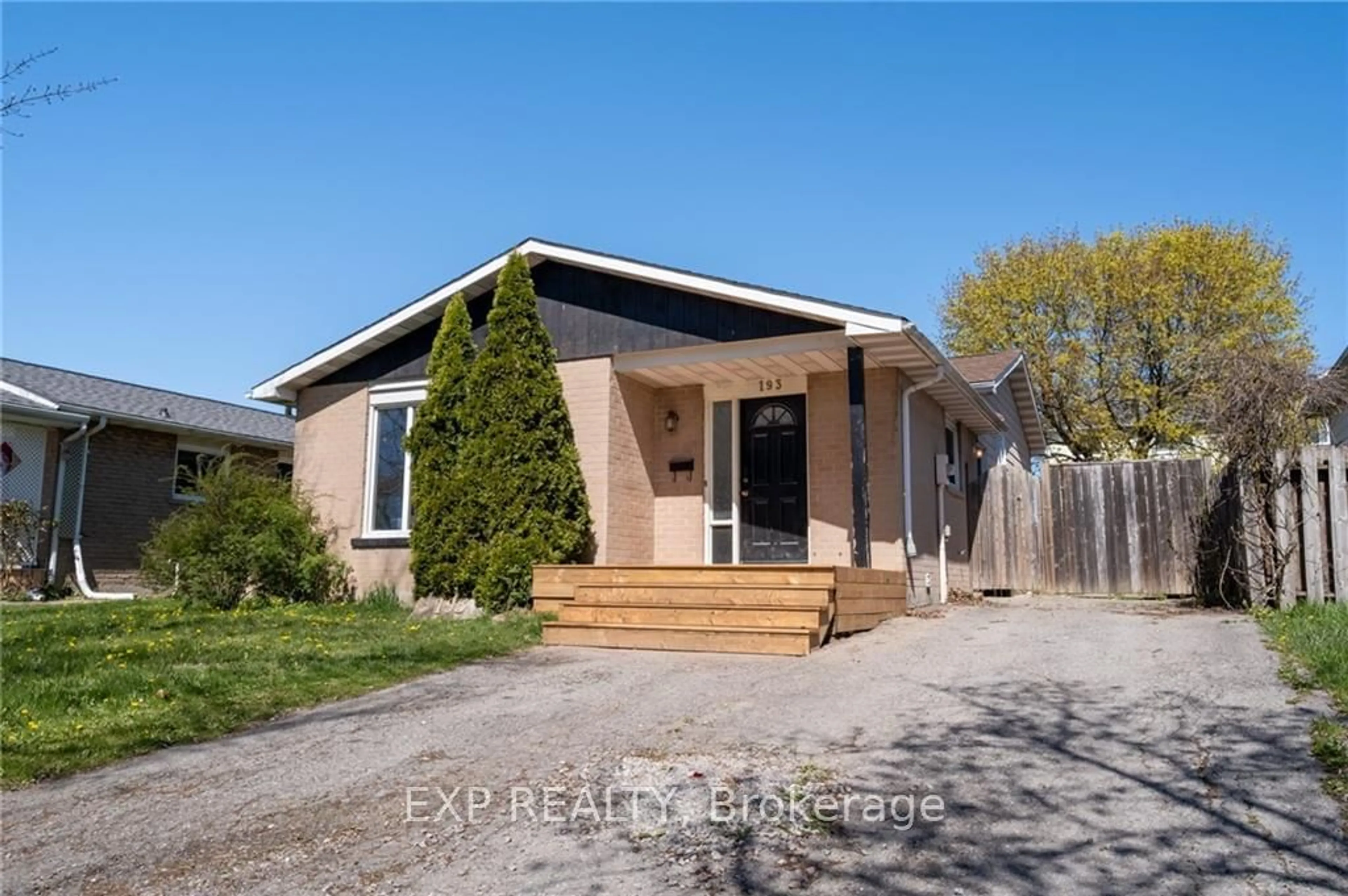 Frontside or backside of a home for 193 Keefer Rd, Thorold Ontario L2V 4N3