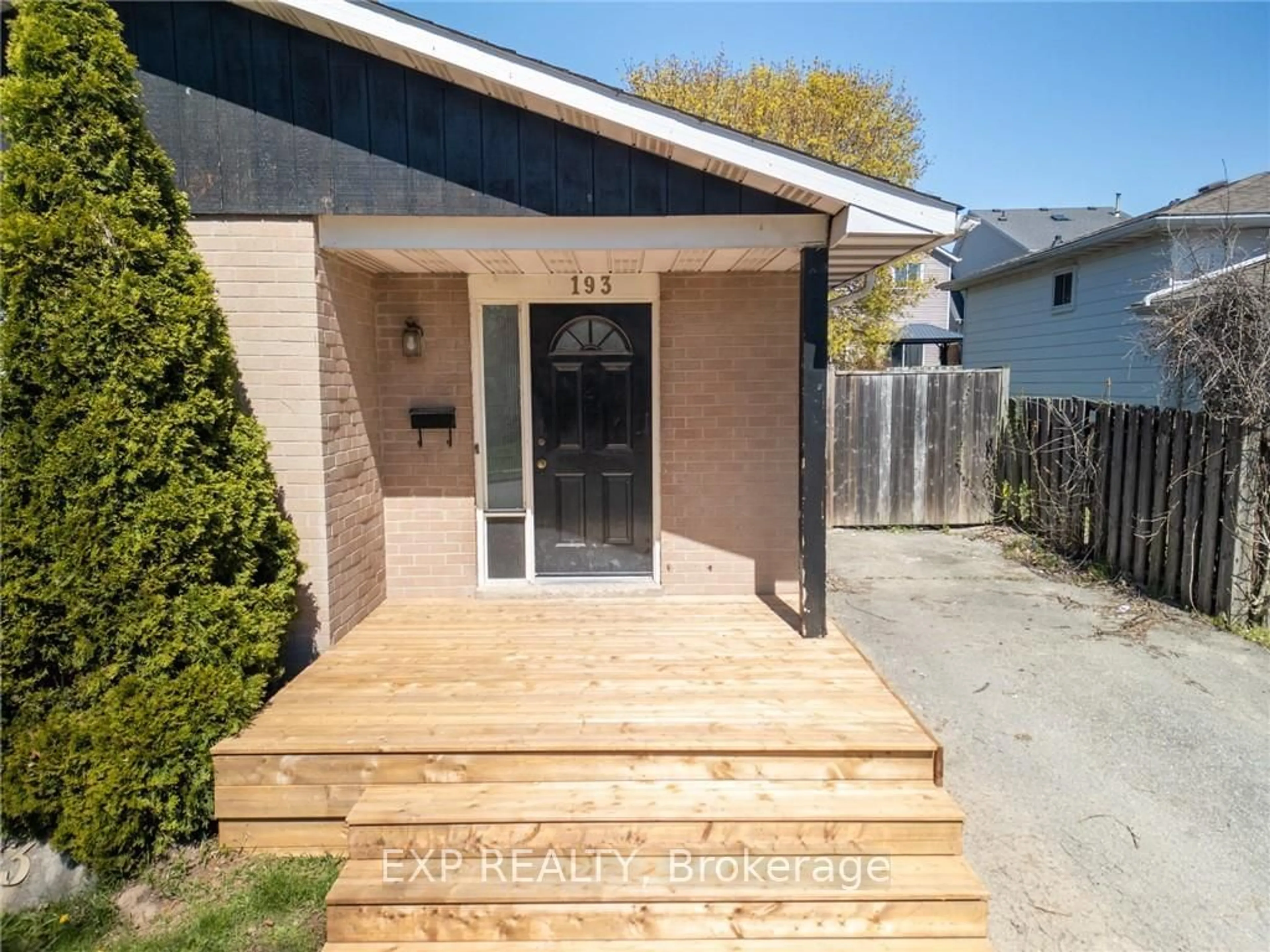 Frontside or backside of a home for 193 Keefer Rd, Thorold Ontario L2V 4N3