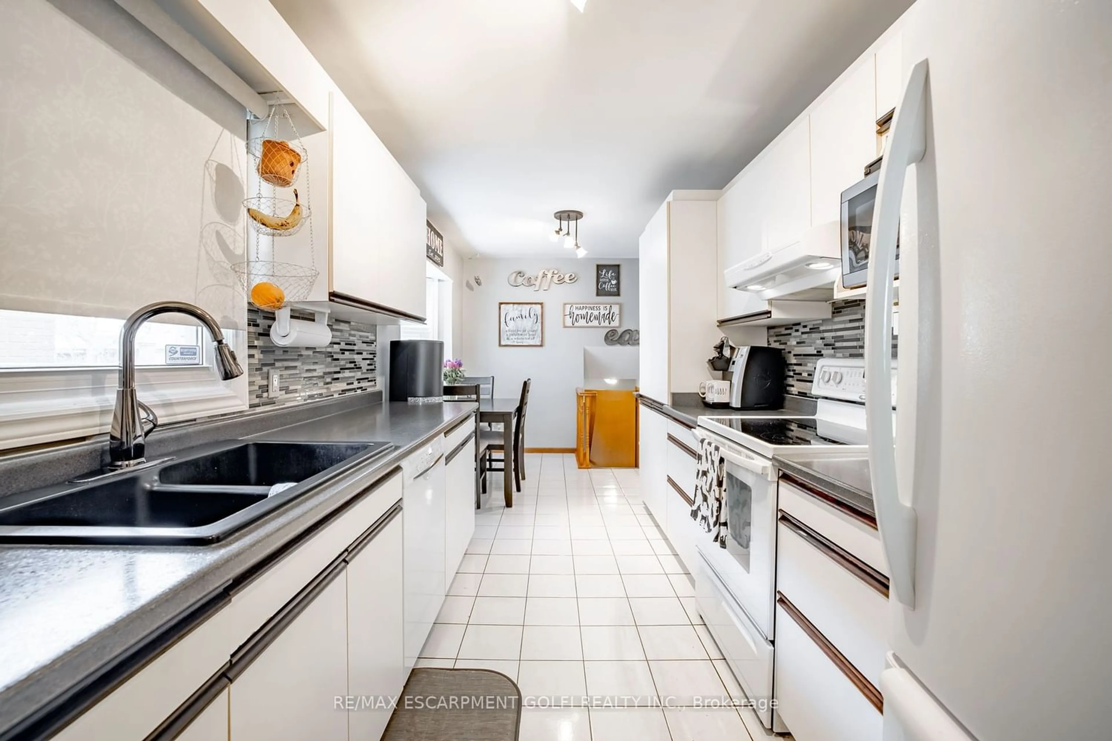 Kitchen for 39 Dunvegan Rd, St. Catharines Ontario L2P 1H5