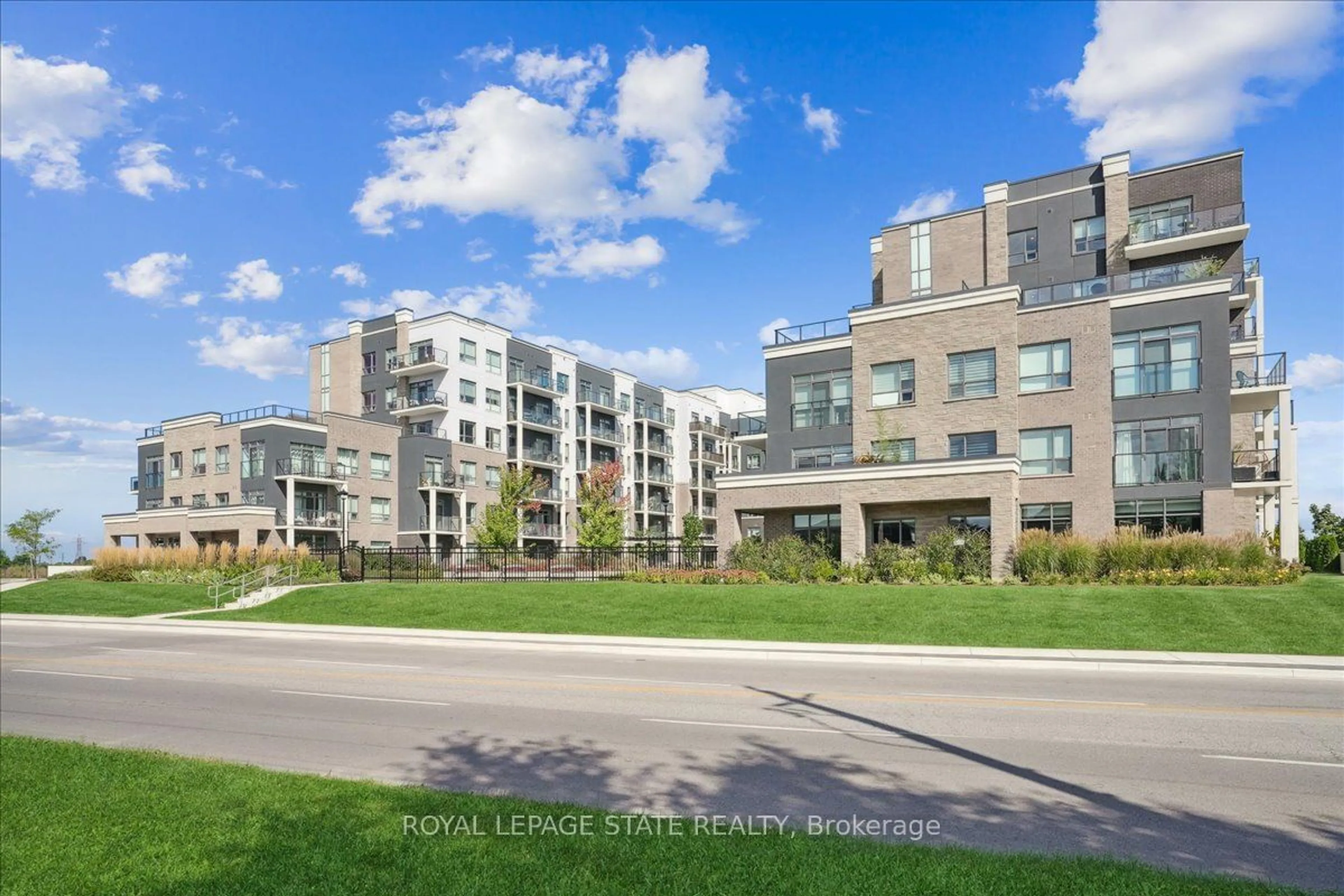 A pic from exterior of the house or condo for 5055 Greenlane Rd #306, Lincoln Ontario L3J 2J3