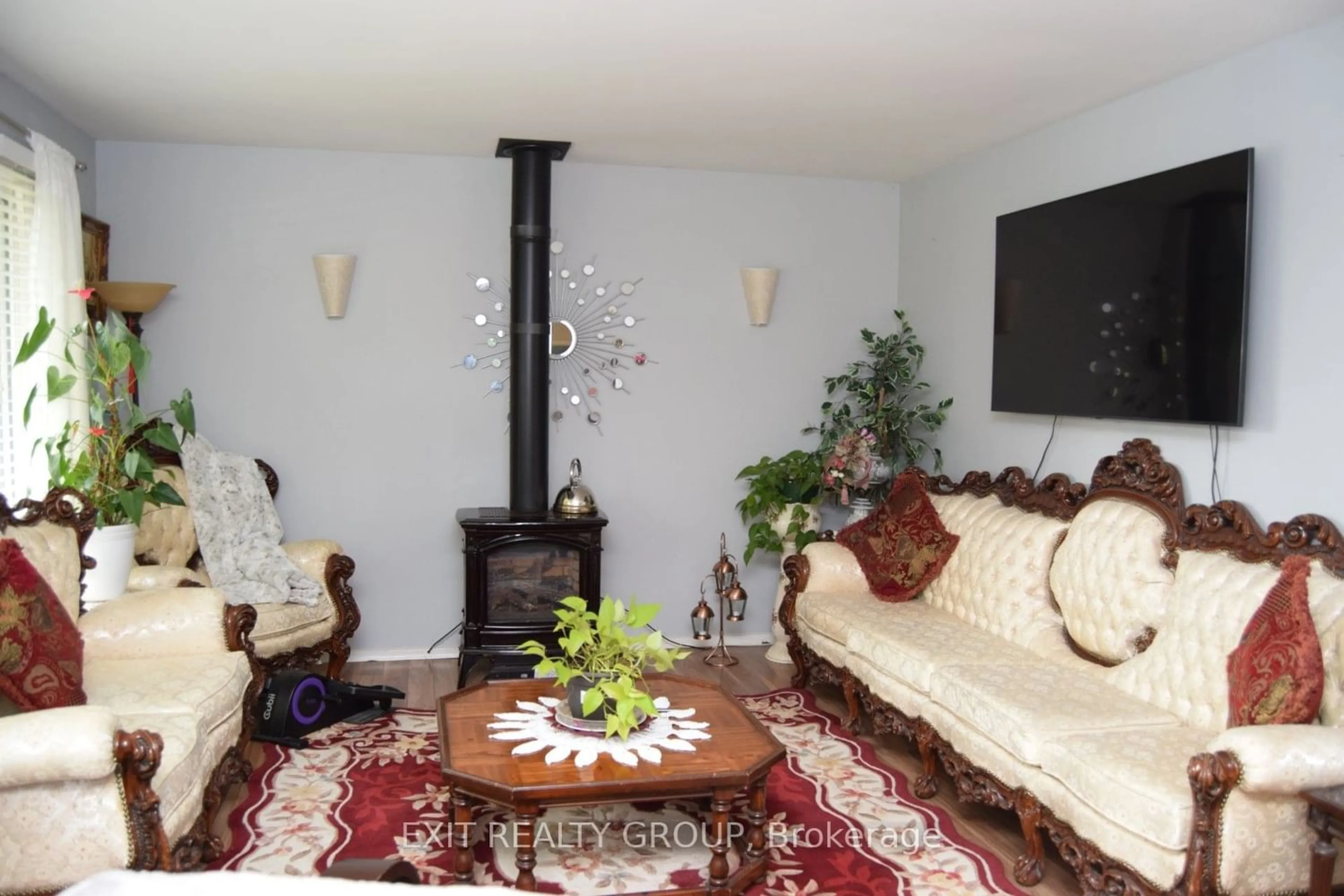 Living room for 42 Harbour St, Brighton Ontario K0K 1H0