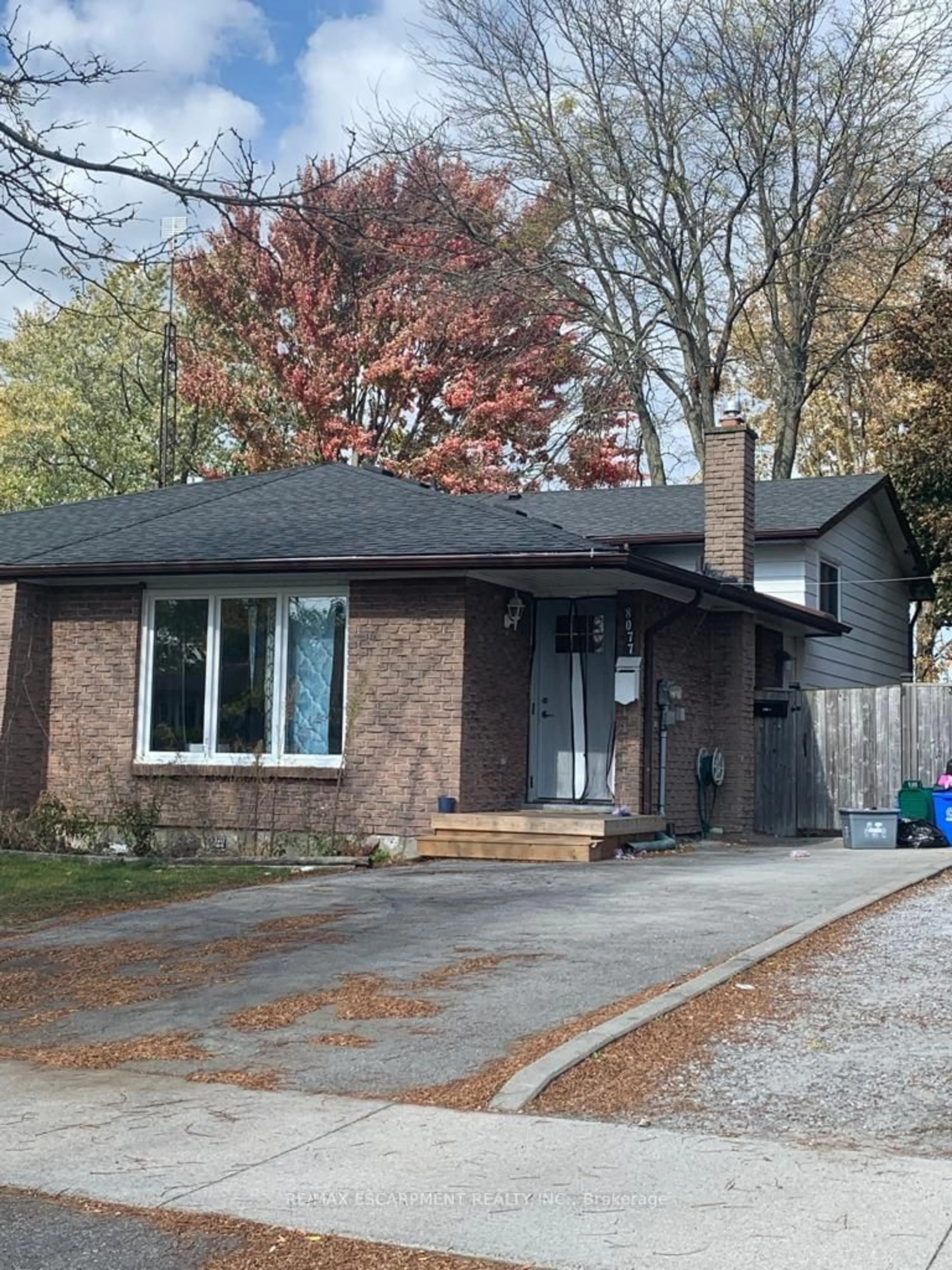 Home with brick exterior material for 8077 Aintree Dr, Niagara Falls Ontario L2H 1V3
