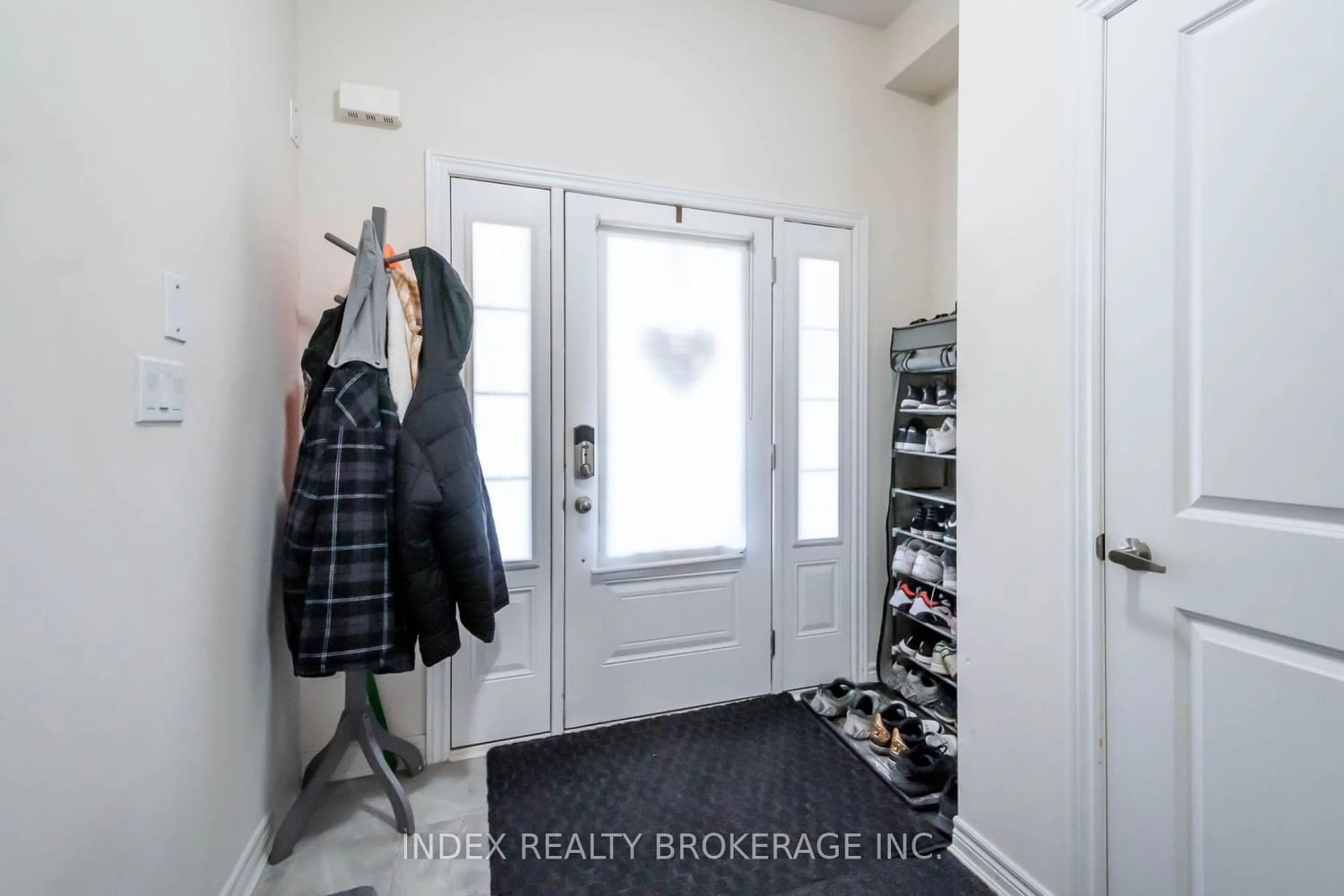 Indoor entryway for 59 Sparkle Dr, Thorold Ontario L2V 0B7