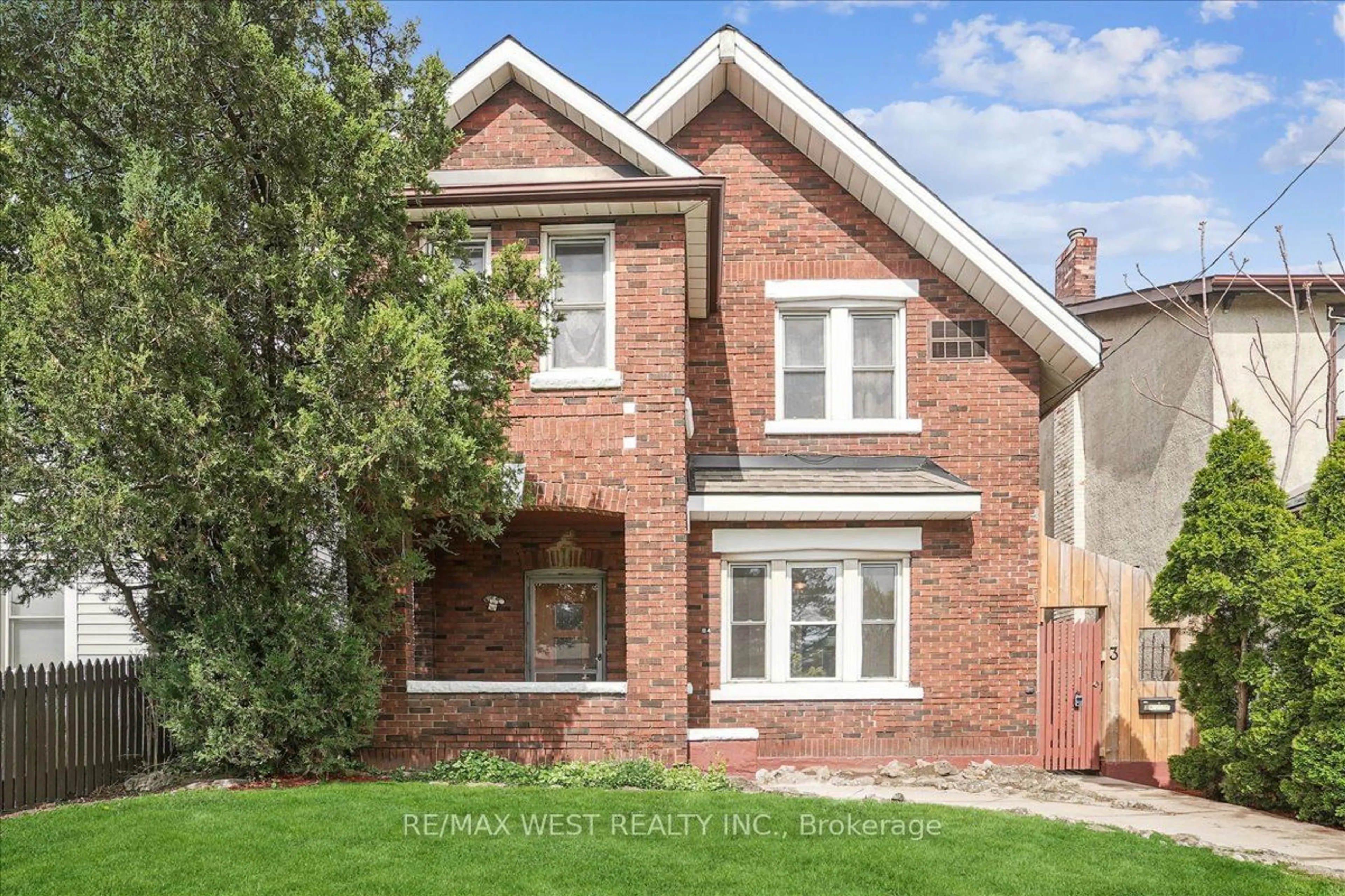 Home with brick exterior material for 84 West Ave, Hamilton Ontario L8N 2S3