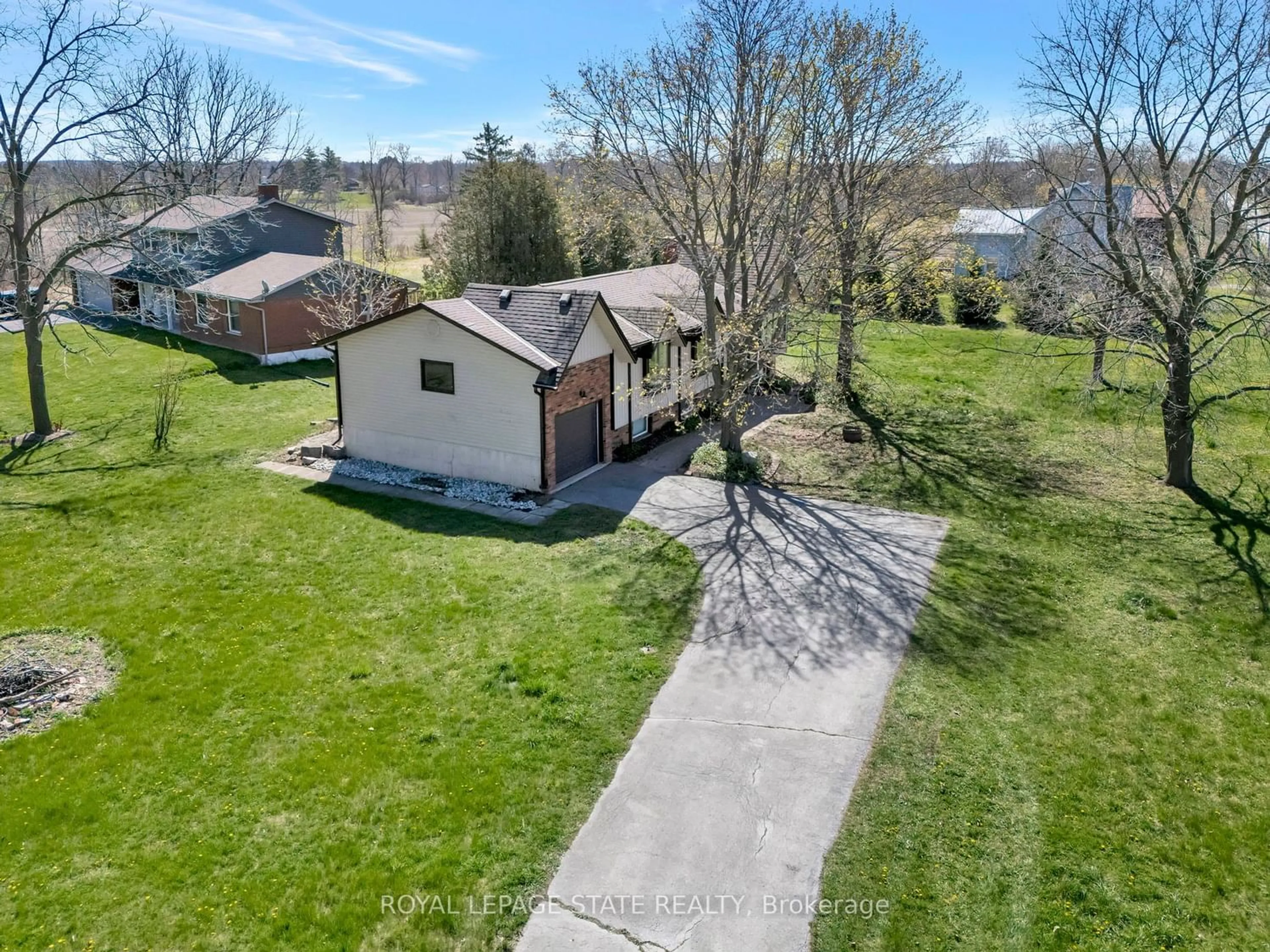 Frontside or backside of a home for 560 Westover Rd, Hamilton Ontario L9H 5E2