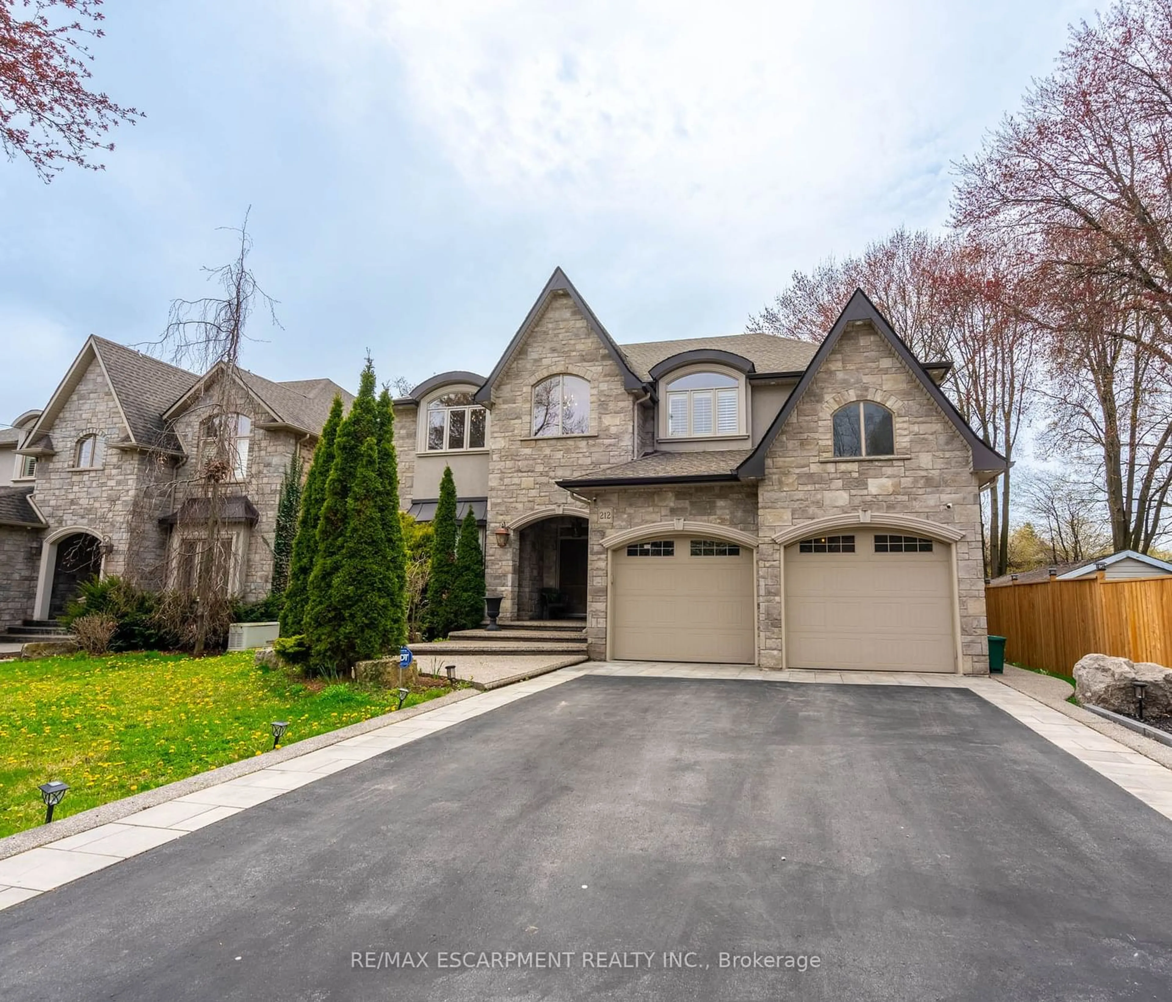Frontside or backside of a home for 212 Valleyview Dr, Hamilton Ontario L9G 2A8
