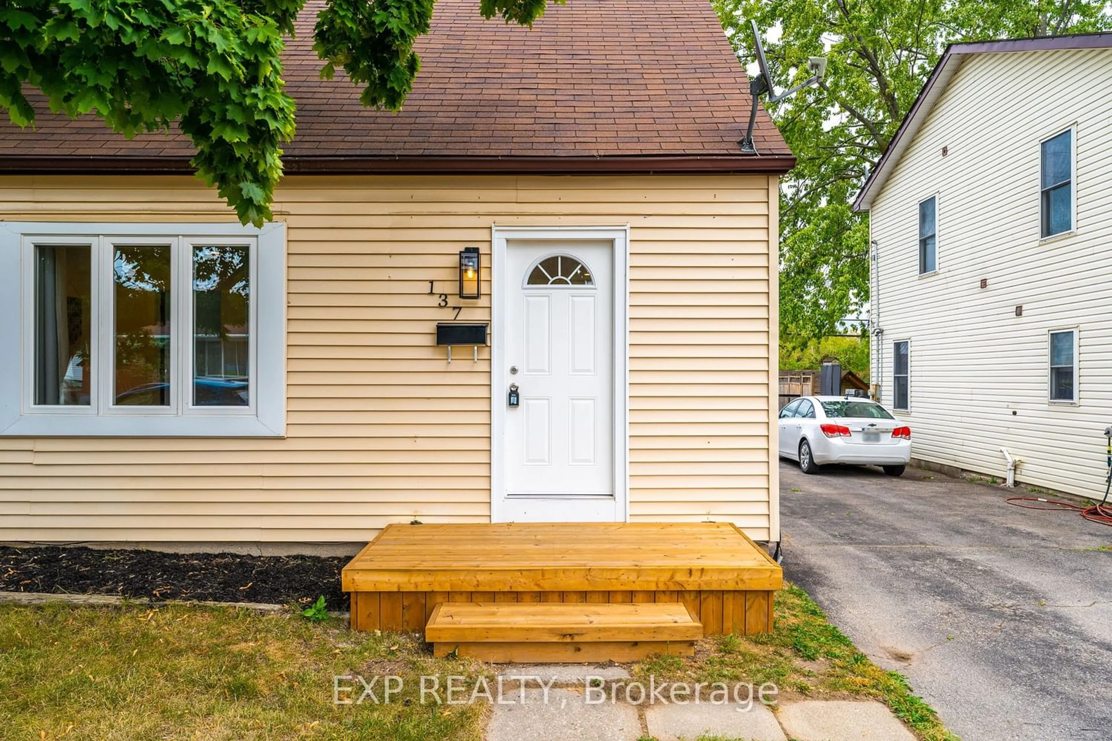 Frontside or backside of a home for 137 Whitley St, Cambridge Ontario N3H 4K7