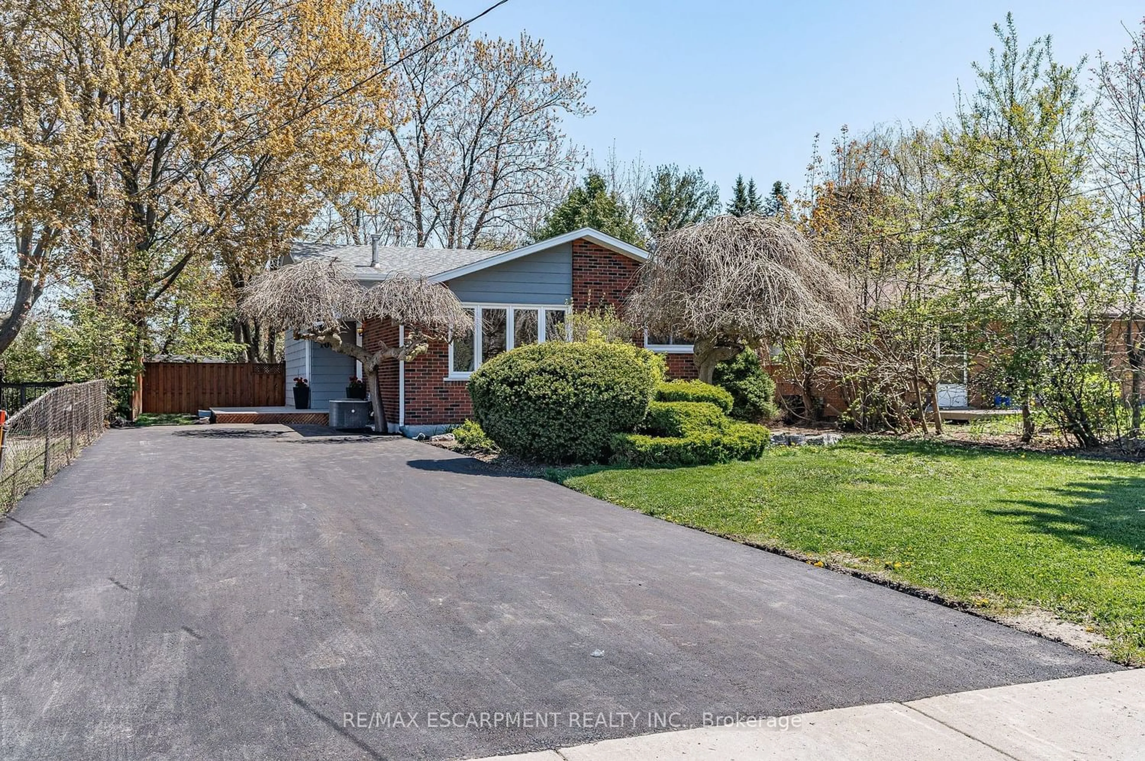 Frontside or backside of a home for 1007 Garth St, Hamilton Ontario L9C 4L5