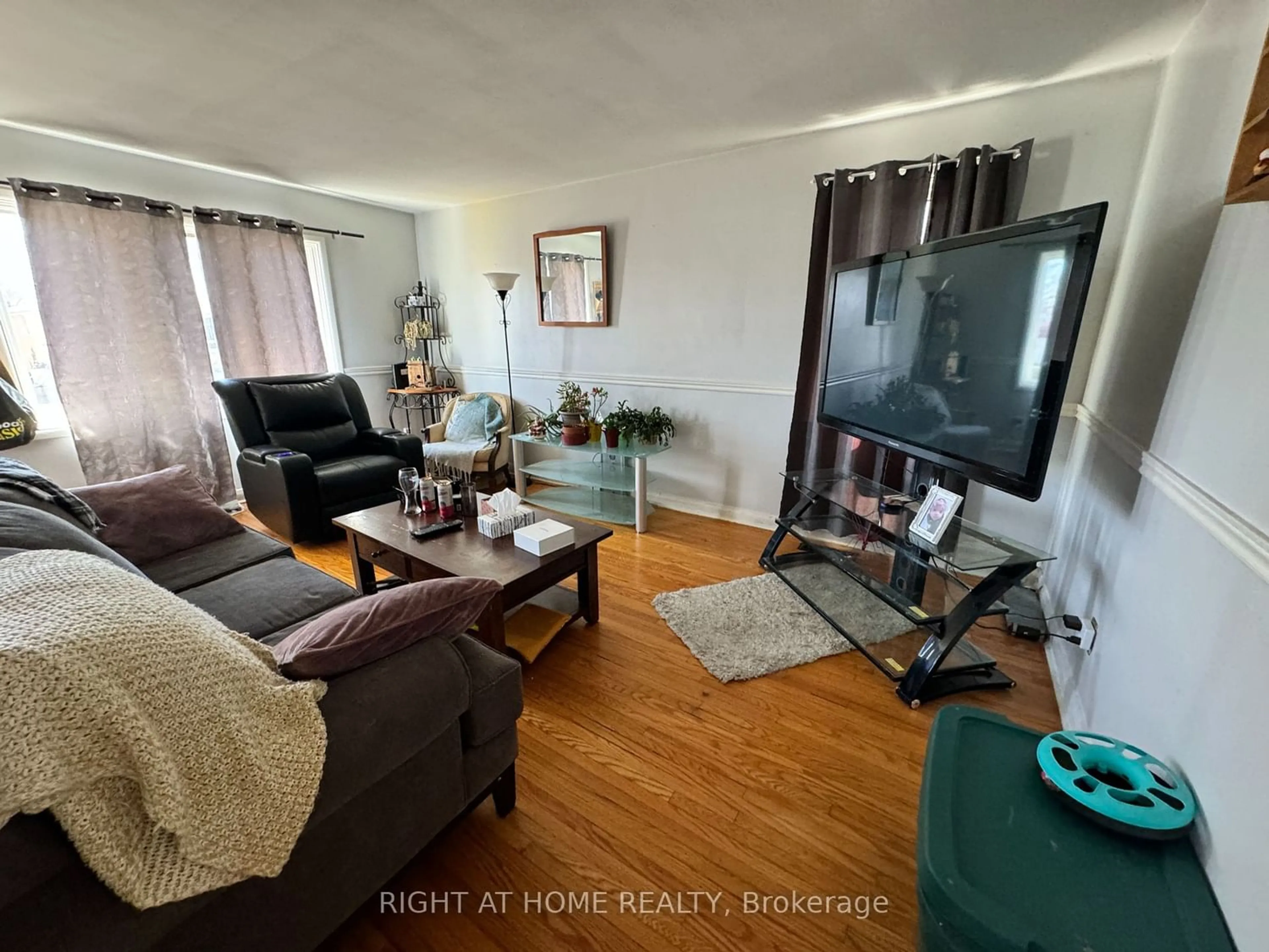 A pic of a room, wood floors for 582 MacDonnell St, Kingston Ontario K7K 4X1