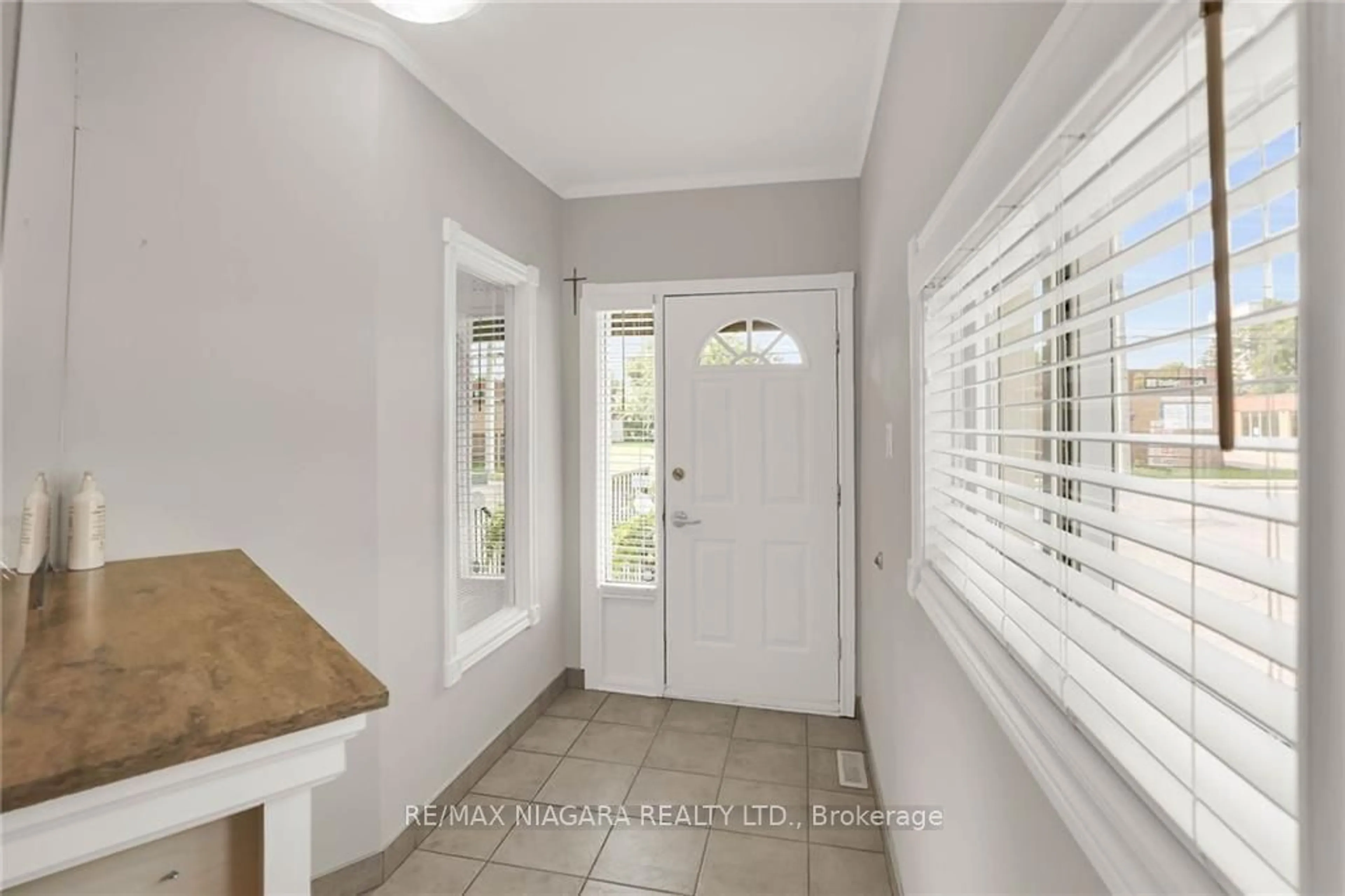 Indoor entryway for 145 Welland Ave, St. Catharines Ontario L2R 2N7