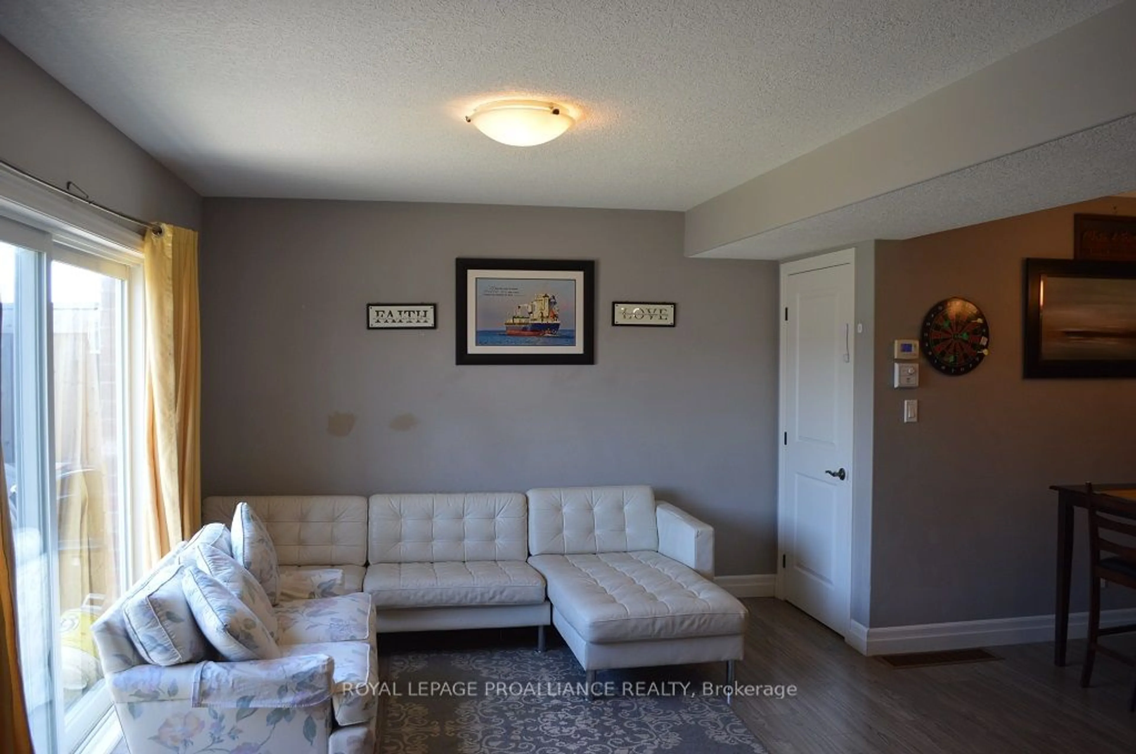Living room for 38 Cortland Cres, Quinte West Ontario K8V 0E9