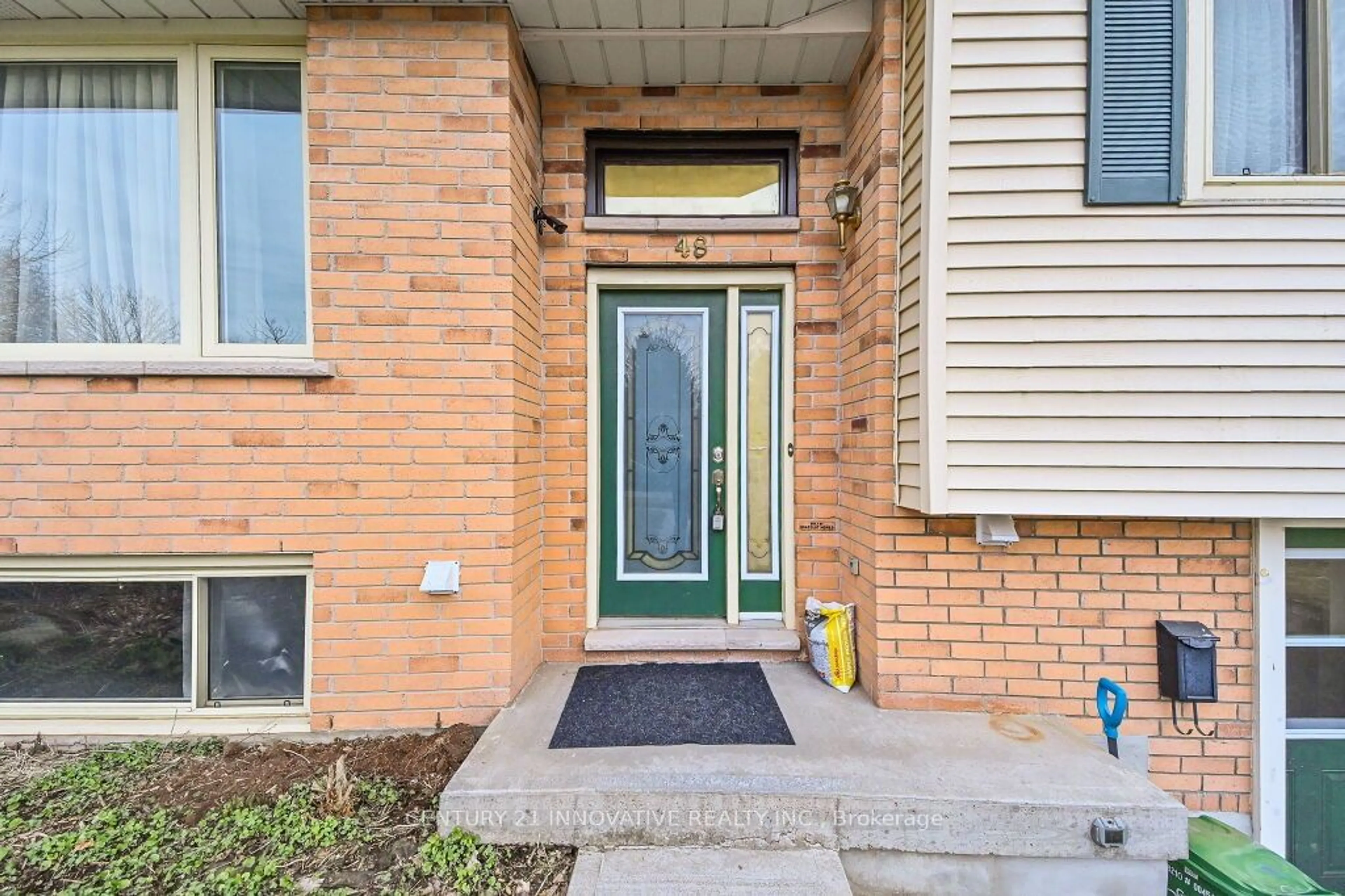Indoor entryway for 48 Rochelle Dr, Guelph Ontario N1K 1L2