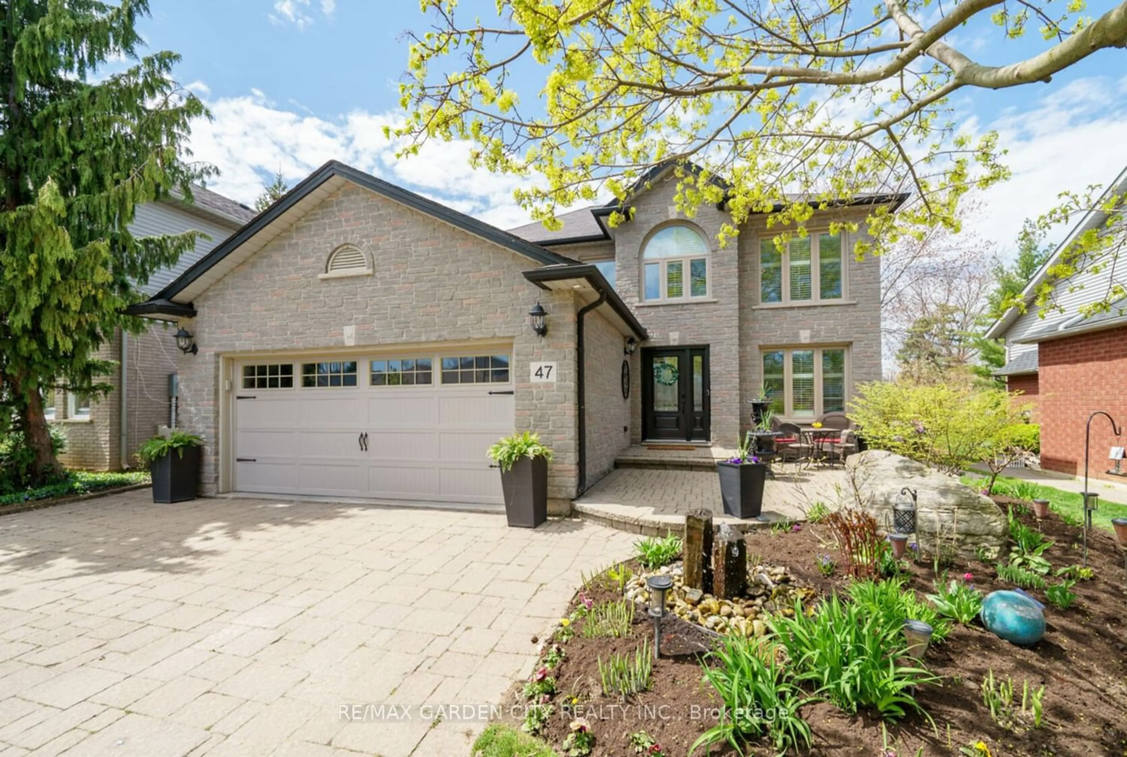 Home with brick exterior material for 47 Richmond Cres, Hamilton Ontario L8E 5T9