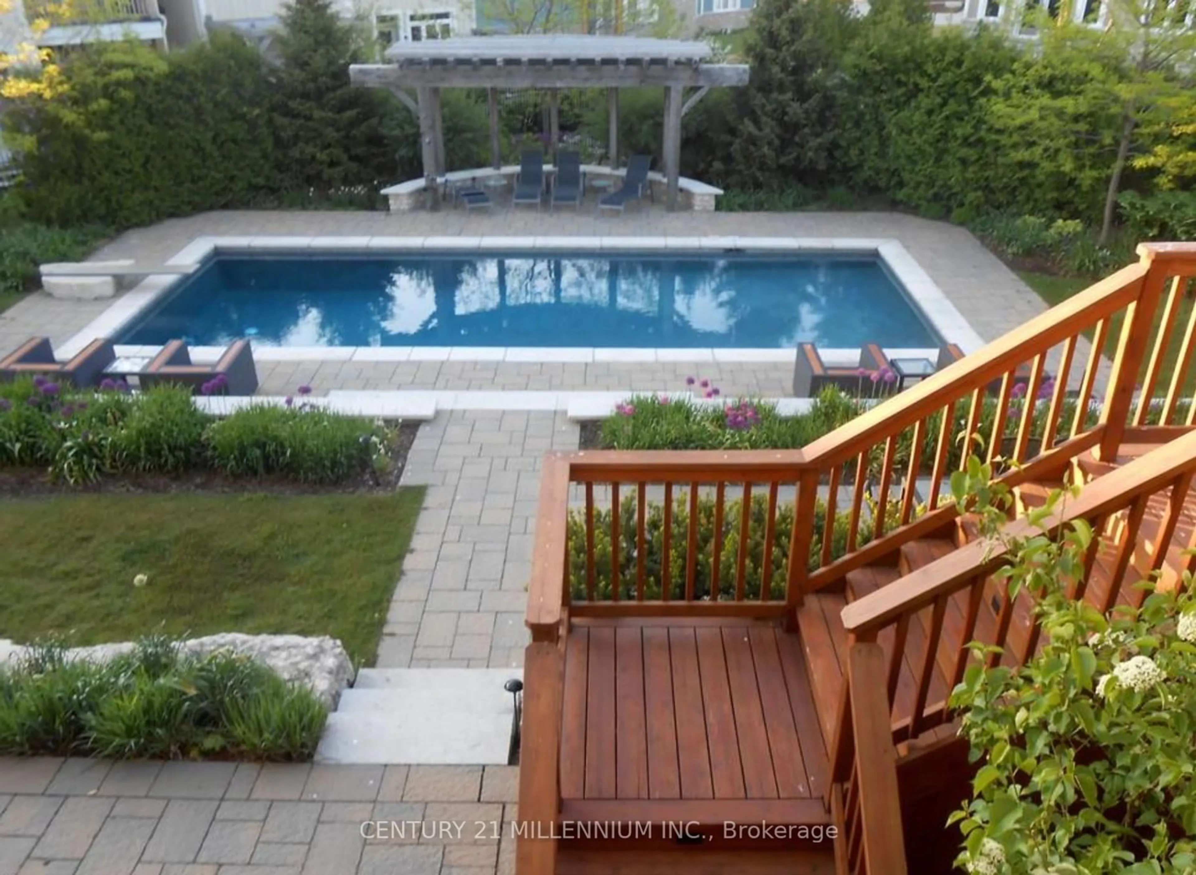 Indoor or outdoor pool for 109 Manitou Crt, Blue Mountains Ontario L9Y 0B6