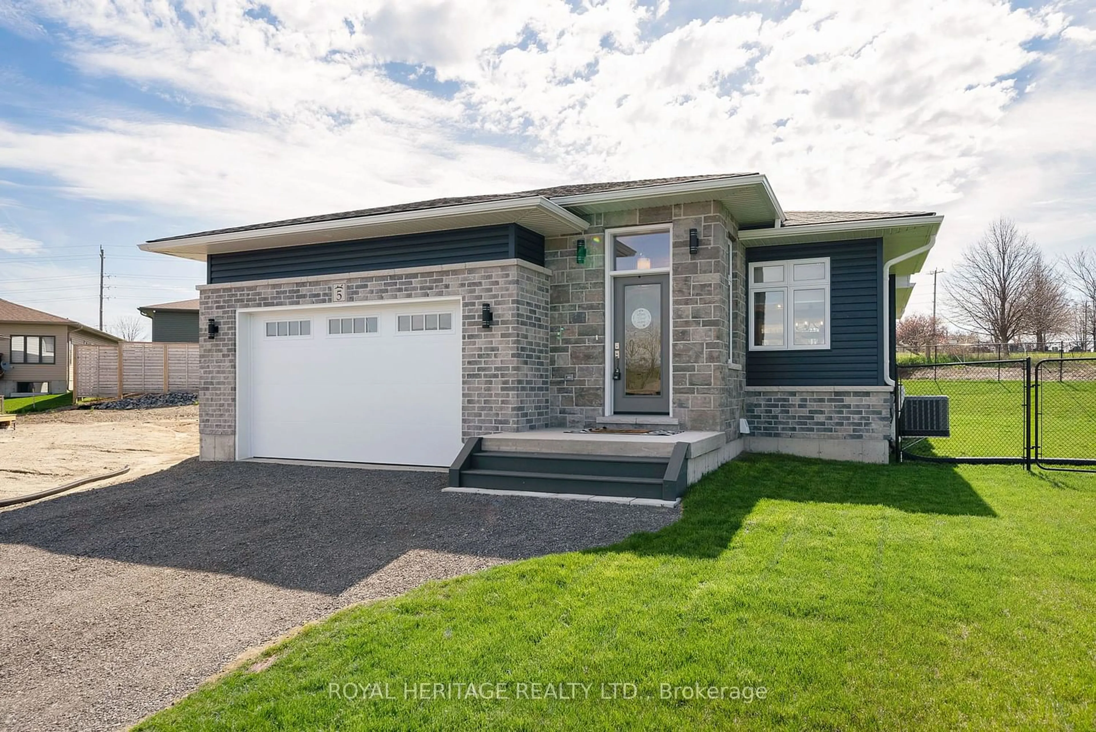 Frontside or backside of a home for 5 Sunridge Crt, Cramahe Ontario K0K 1S0