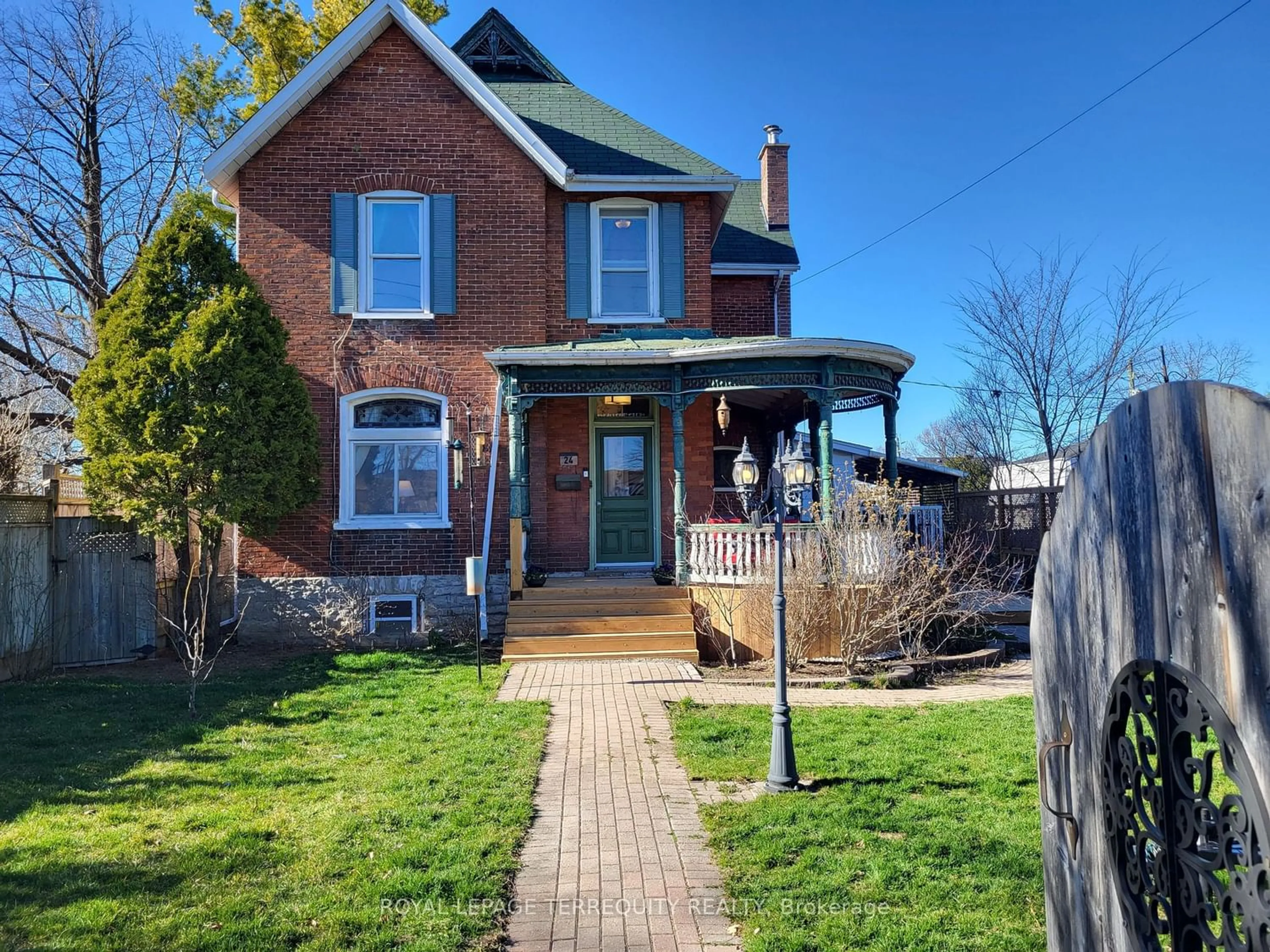Frontside or backside of a home for 24 Pine St, Belleville Ontario K8N 2L8