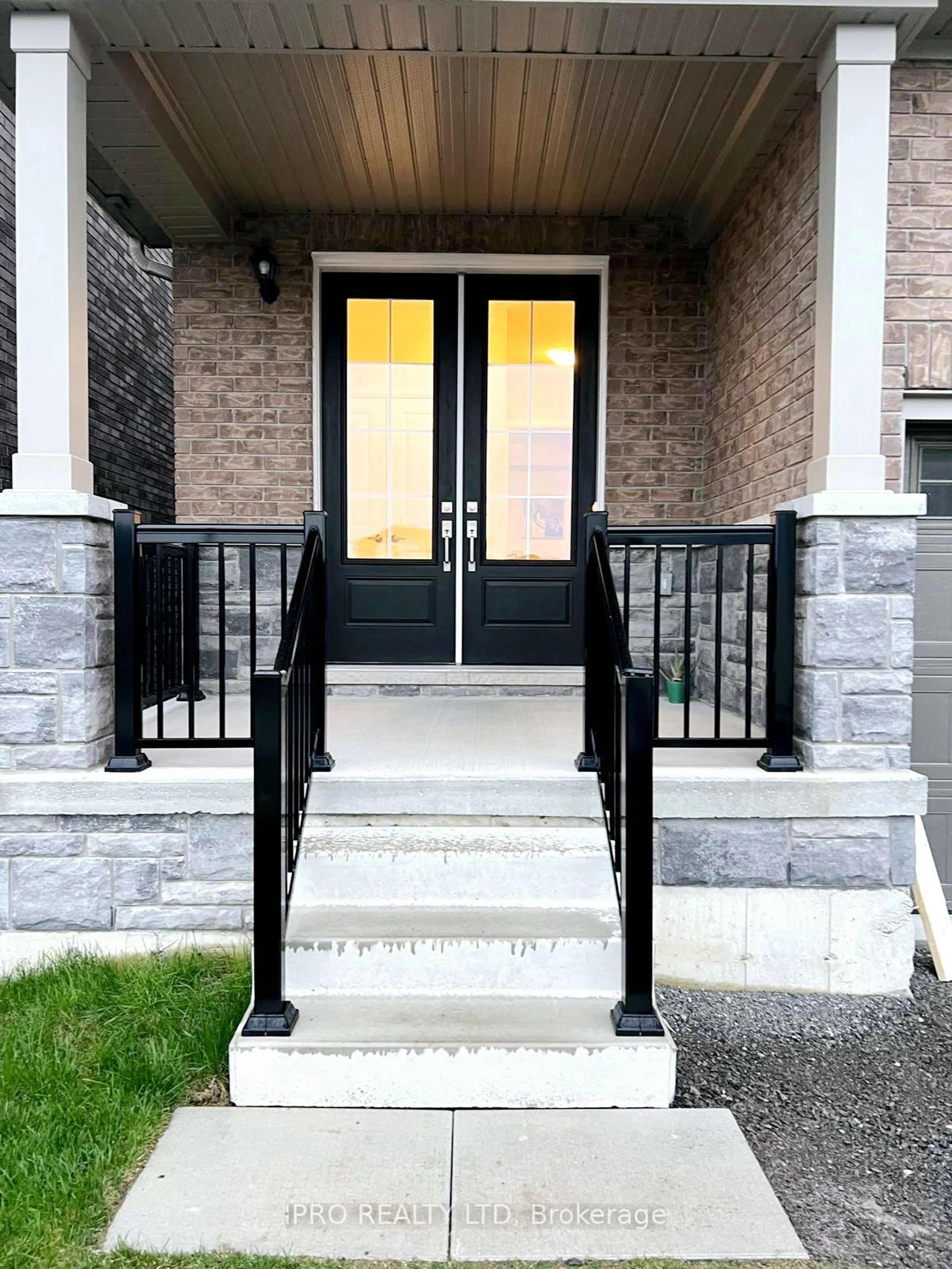 Indoor entryway for 221 O'neil St, Smith-Ennismore-Lakefield Ontario K9K 0H7