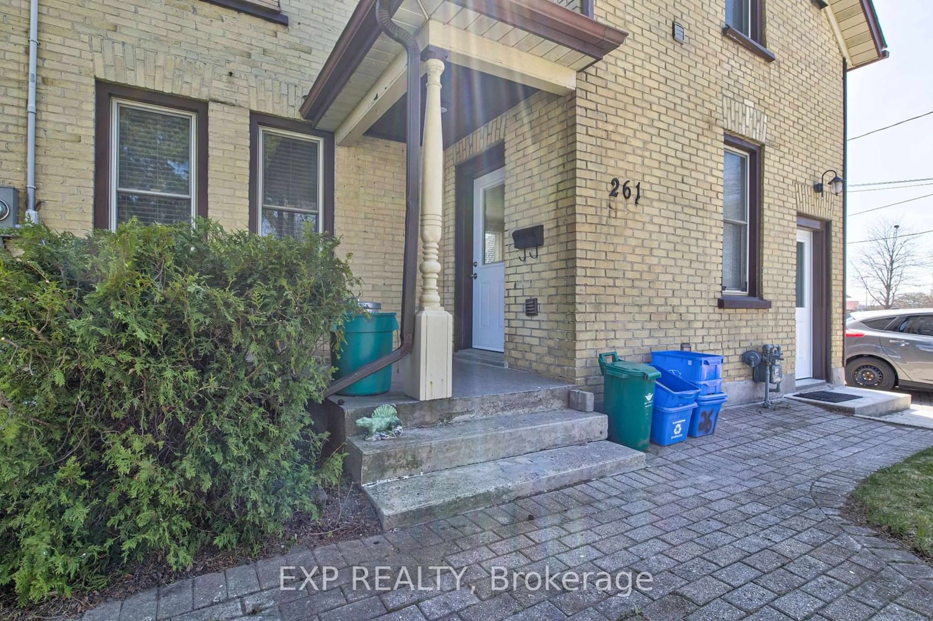 Indoor entryway for 261 Dixon St, Kitchener Ontario N2G 3G1