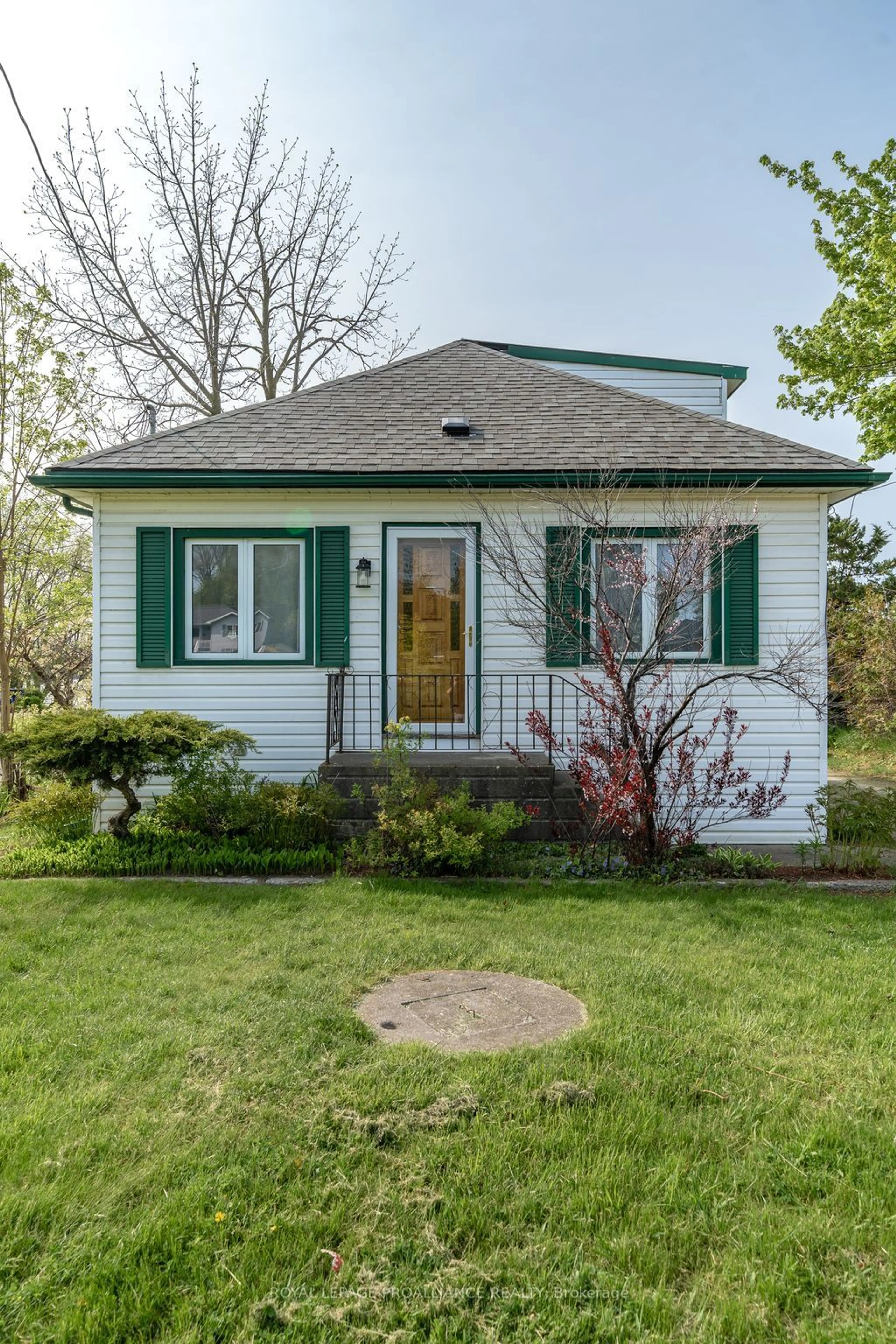 Cottage for 550 Old Highway 2, Quinte West Ontario K8V 5P5