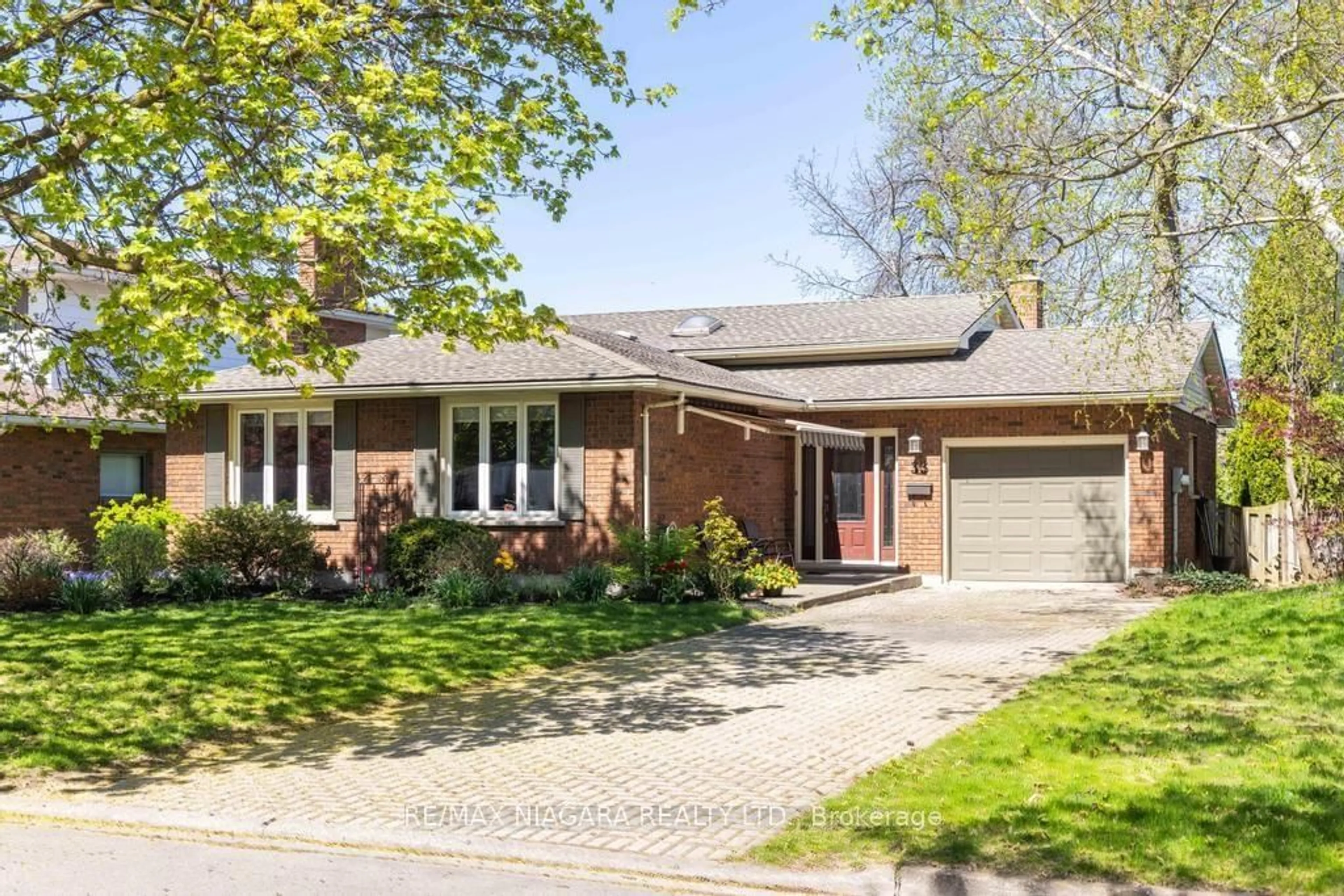 Home with brick exterior material for 33 Port Master Dr, St. Catharines Ontario L2N 6X3