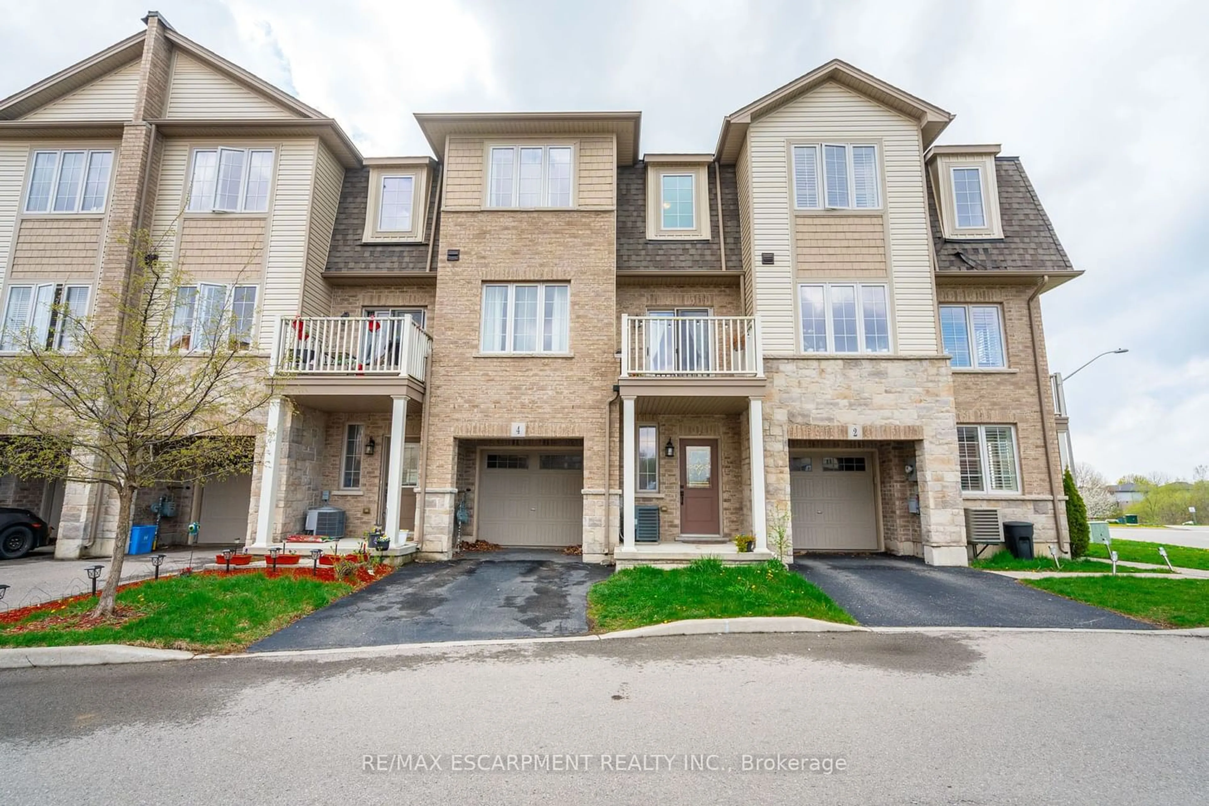 A pic from exterior of the house or condo for 11 Stockbridge Gdns #4, Hamilton Ontario L8J 0H5