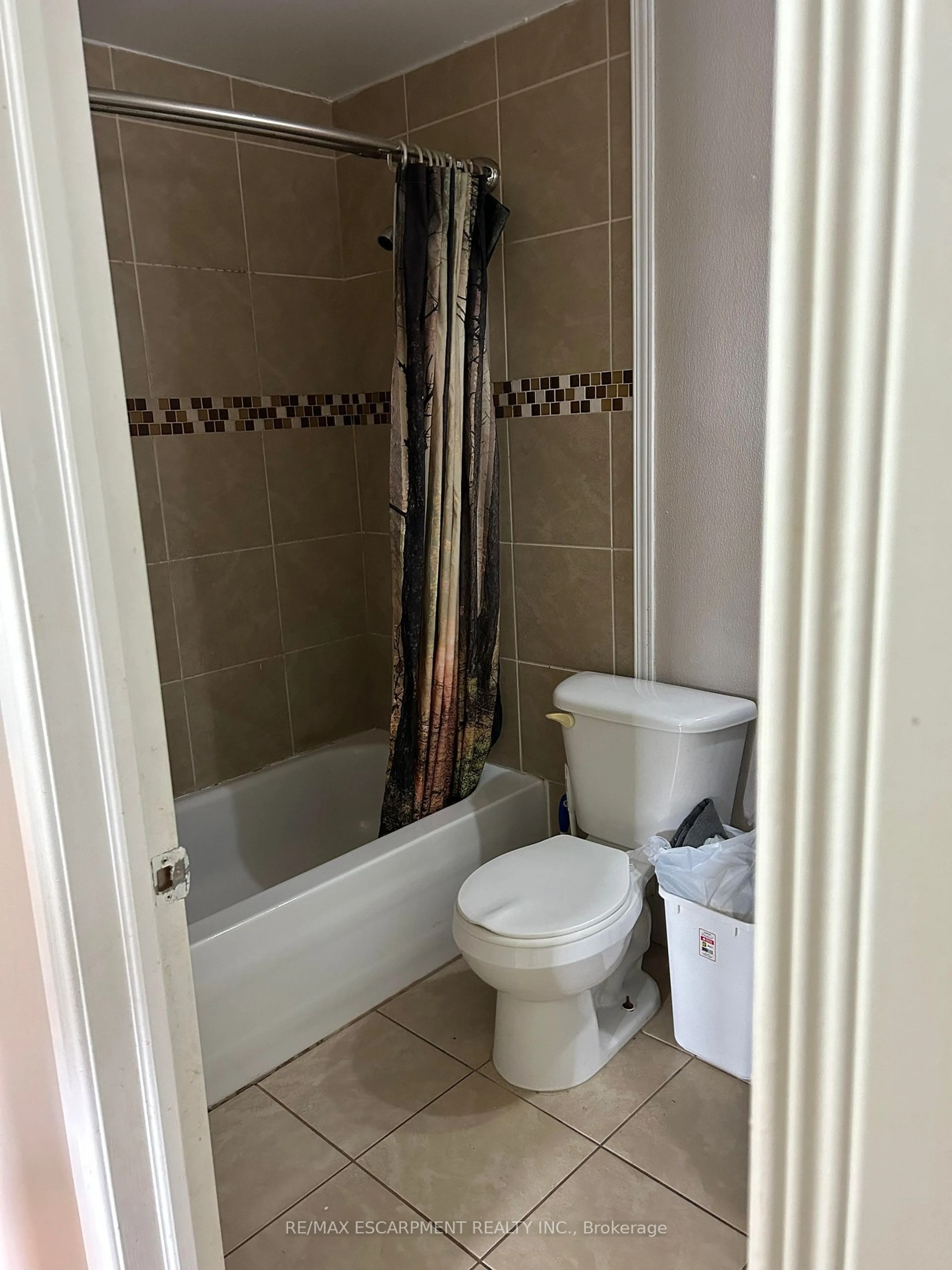 Standard bathroom for 50 Bell Manor Dr #28, Hamilton Ontario N2Z 0B3