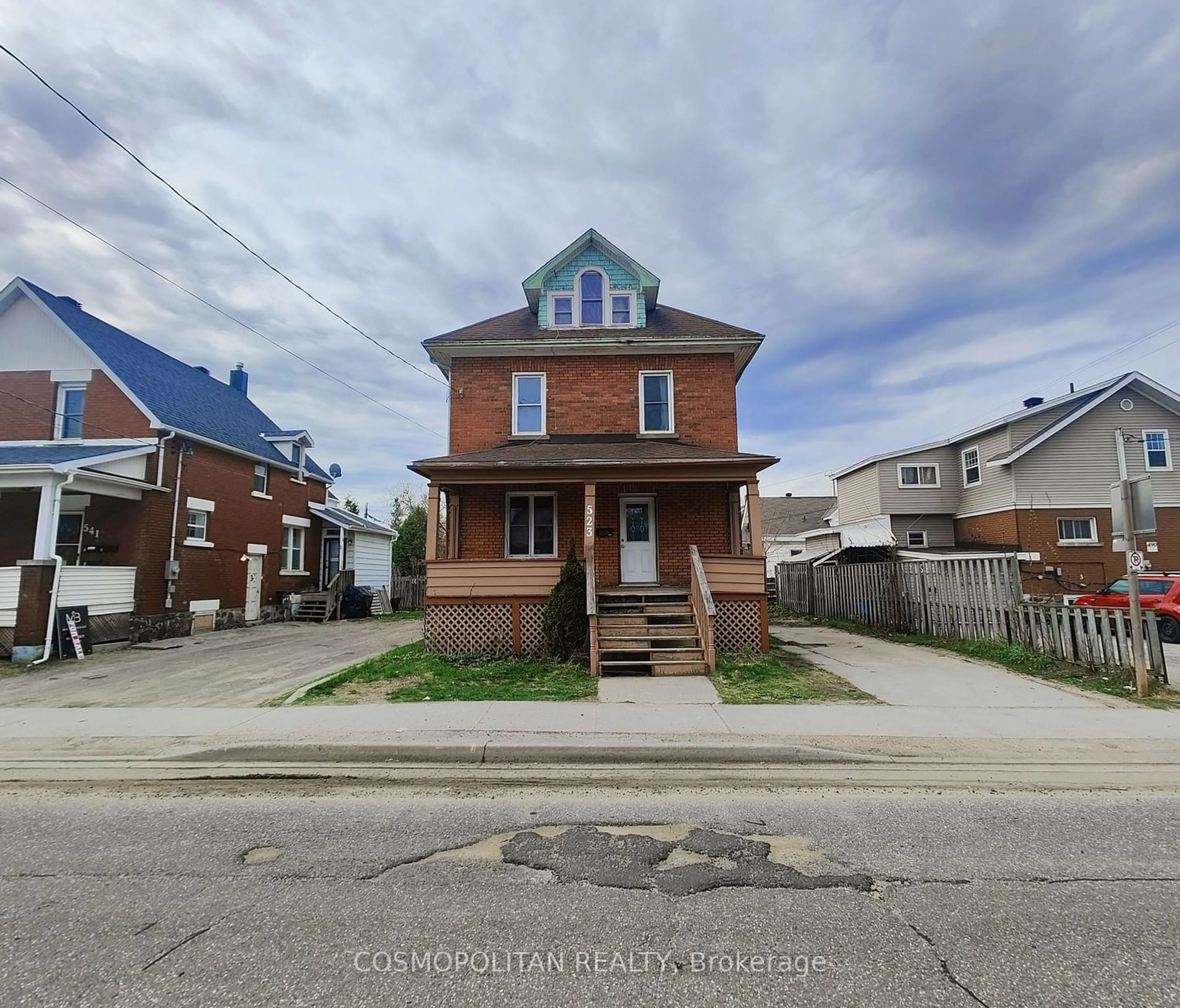 Frontside or backside of a home for 523 Front St, North Bay Ontario P1B 6M8