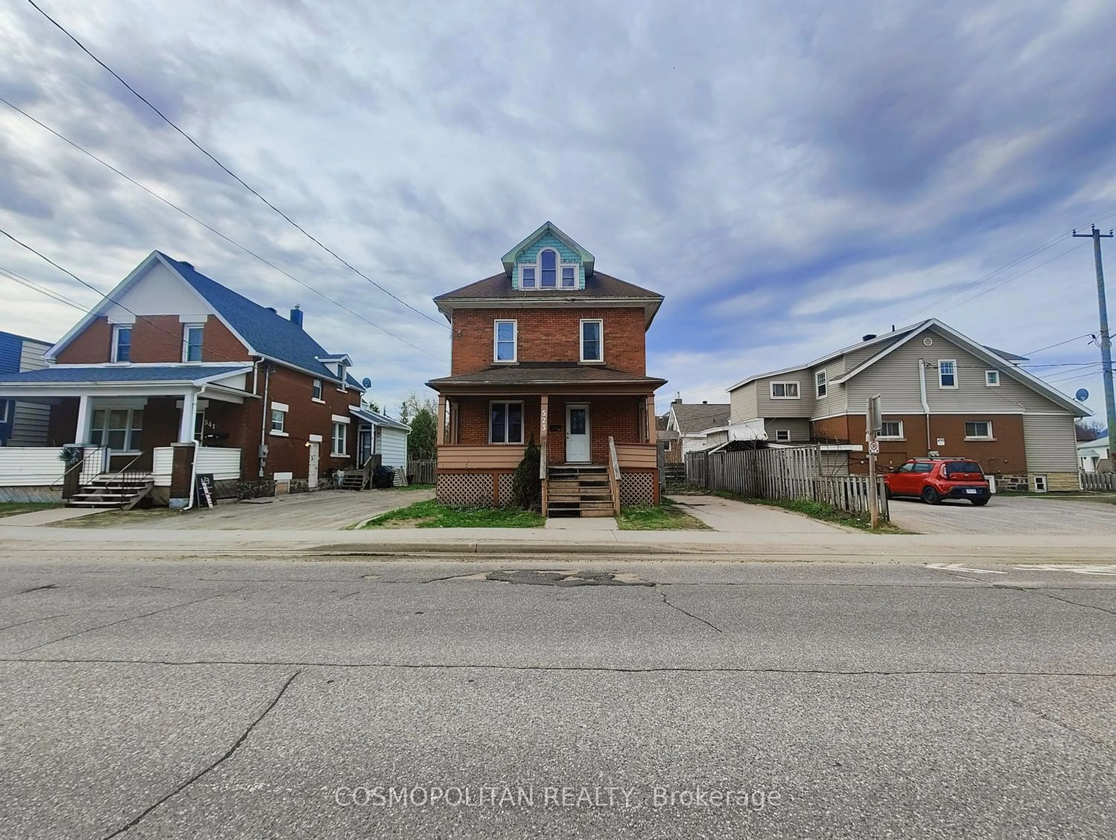 Frontside or backside of a home for 523 Front St, North Bay Ontario P1B 6M8