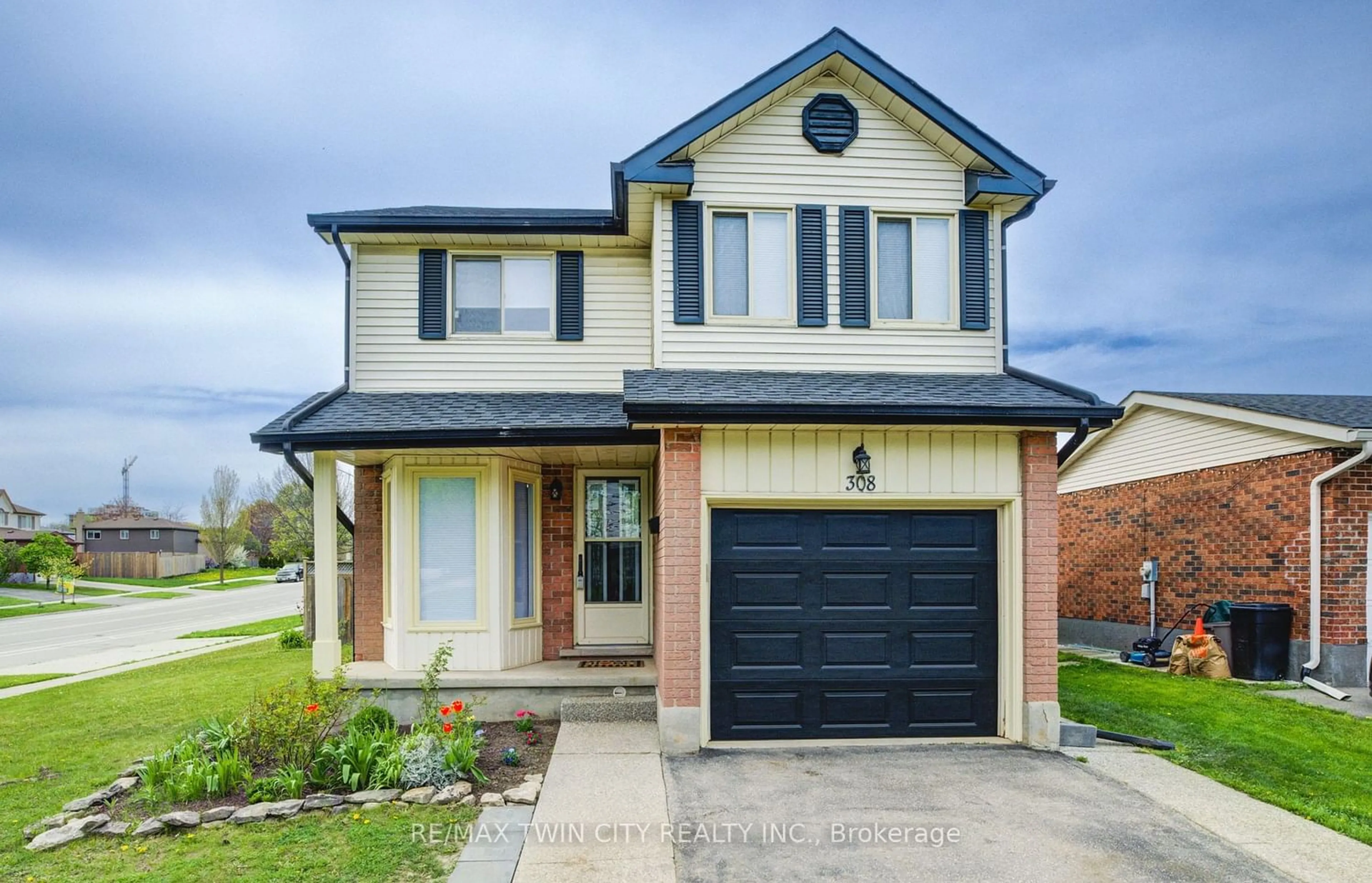 Frontside or backside of a home for 308 Blackwell Dr, Kitchener Ontario N2N 2T2