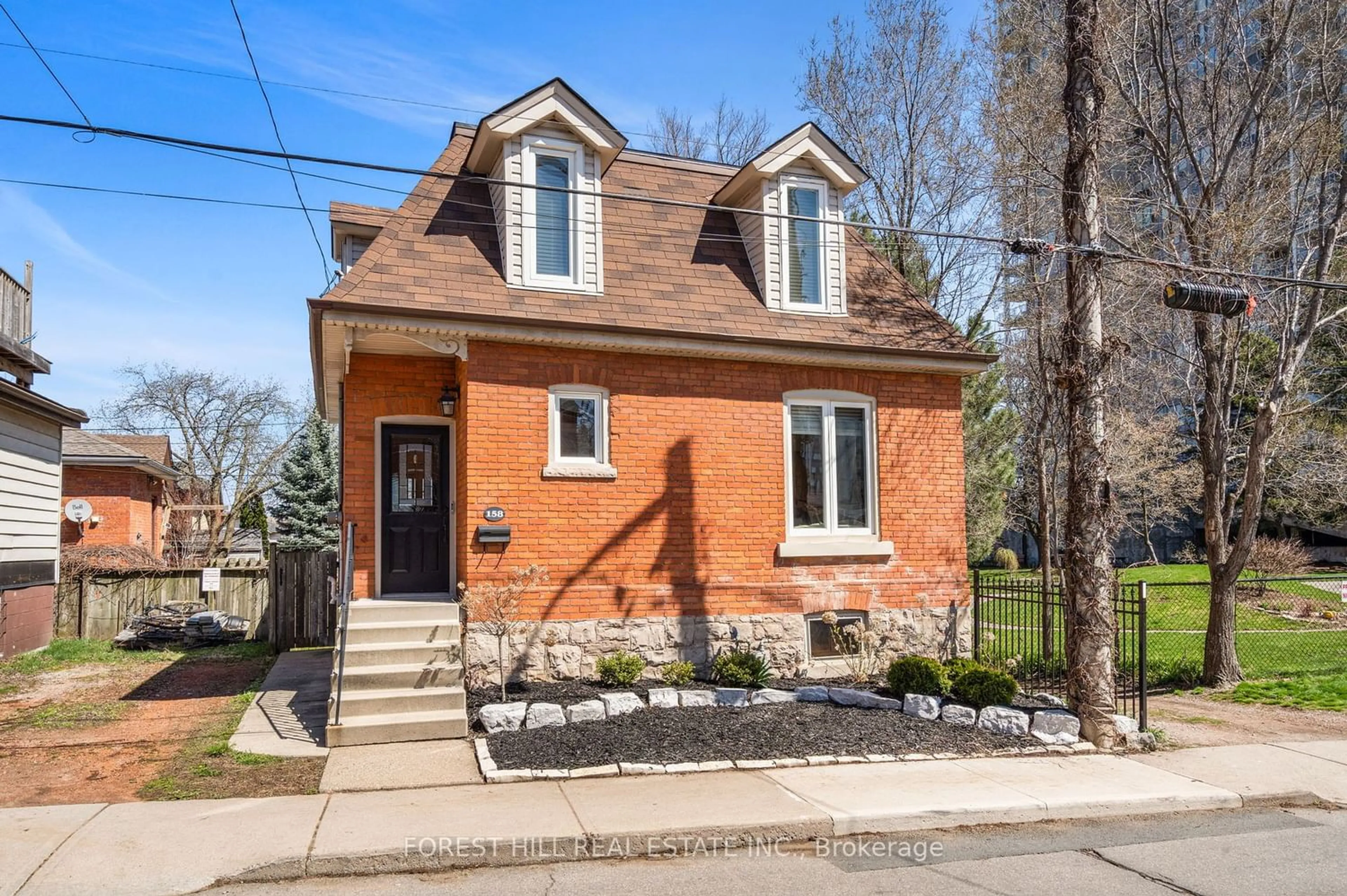 Home with brick exterior material for 158 Napier St, Hamilton Ontario L8R 1S4