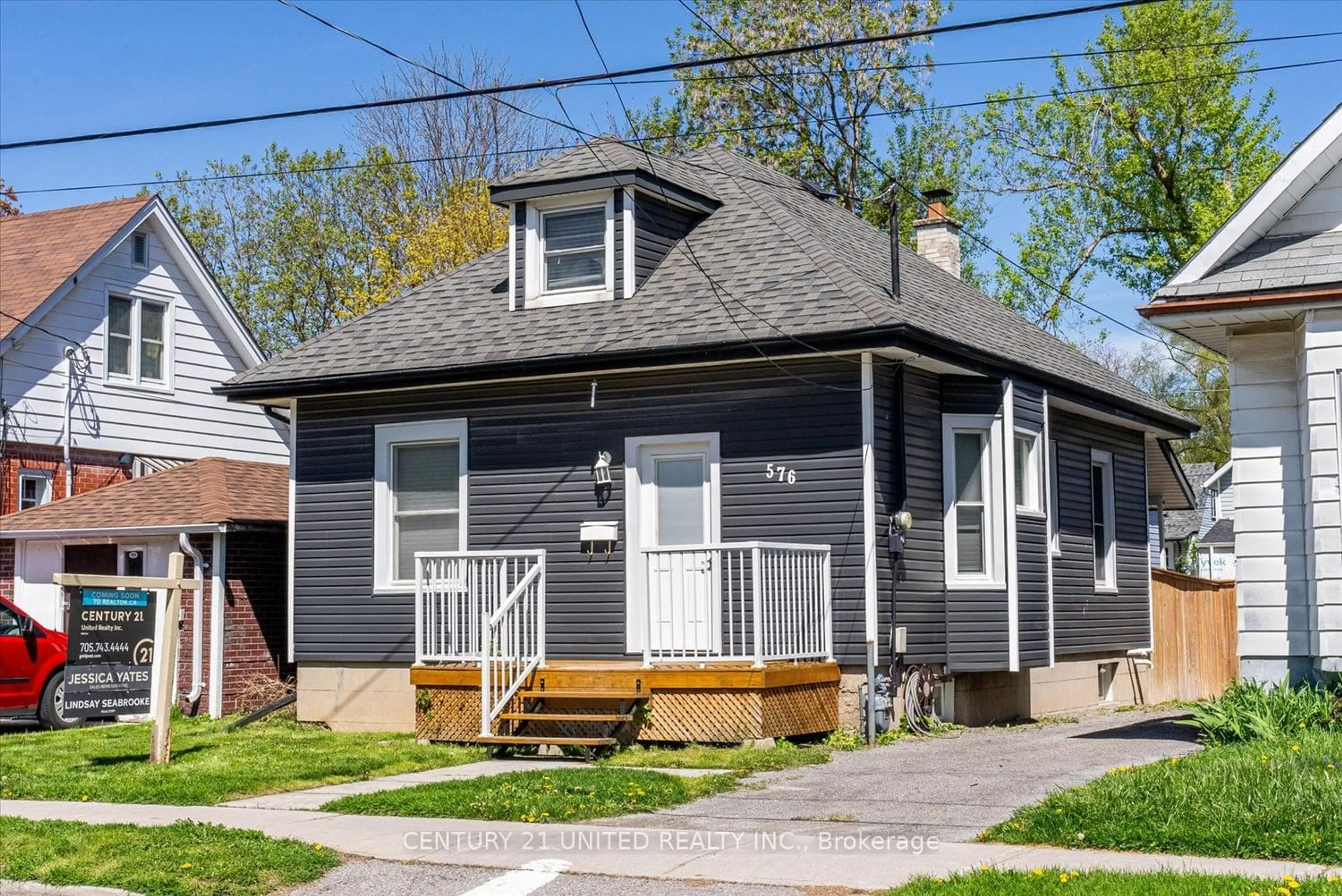 Frontside or backside of a home for 576 Wolfe St, Peterborough Ontario K9J 2L8