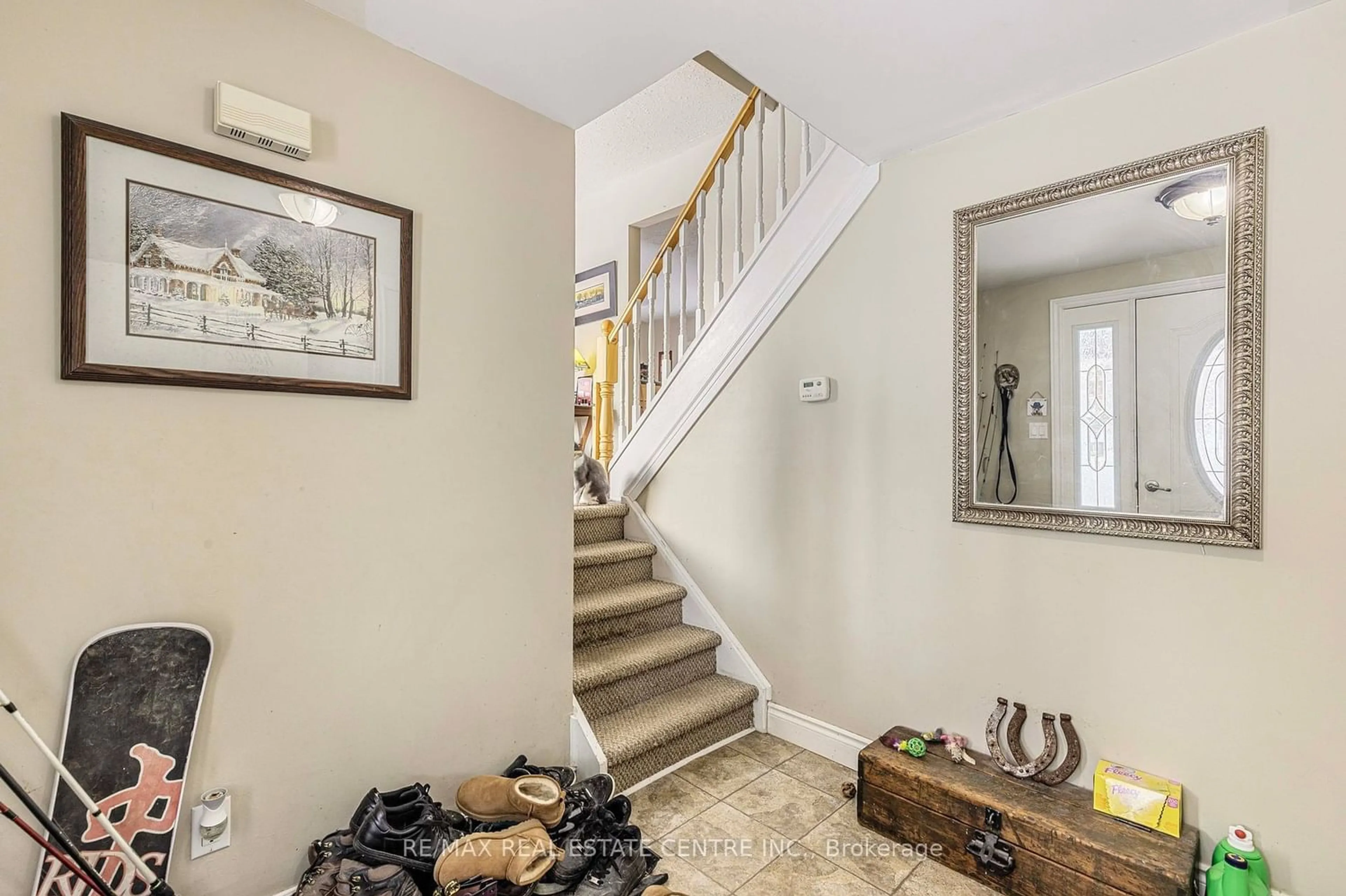 Indoor entryway for 344 Pineview Gdns, Shelburne Ontario L9V 3A3