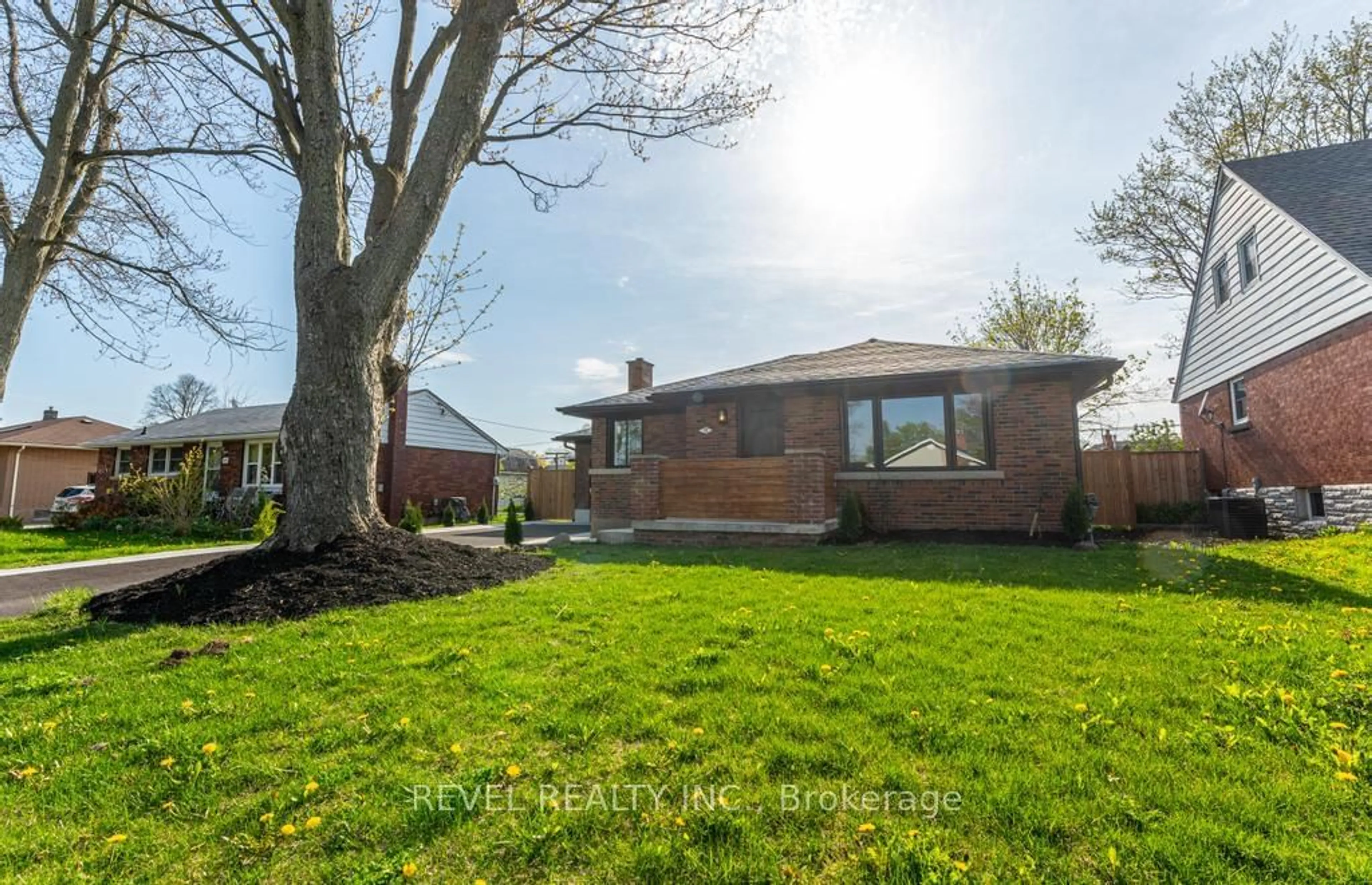 Frontside or backside of a home for 71 Diffin Dr, Welland Ontario L3C 2K2