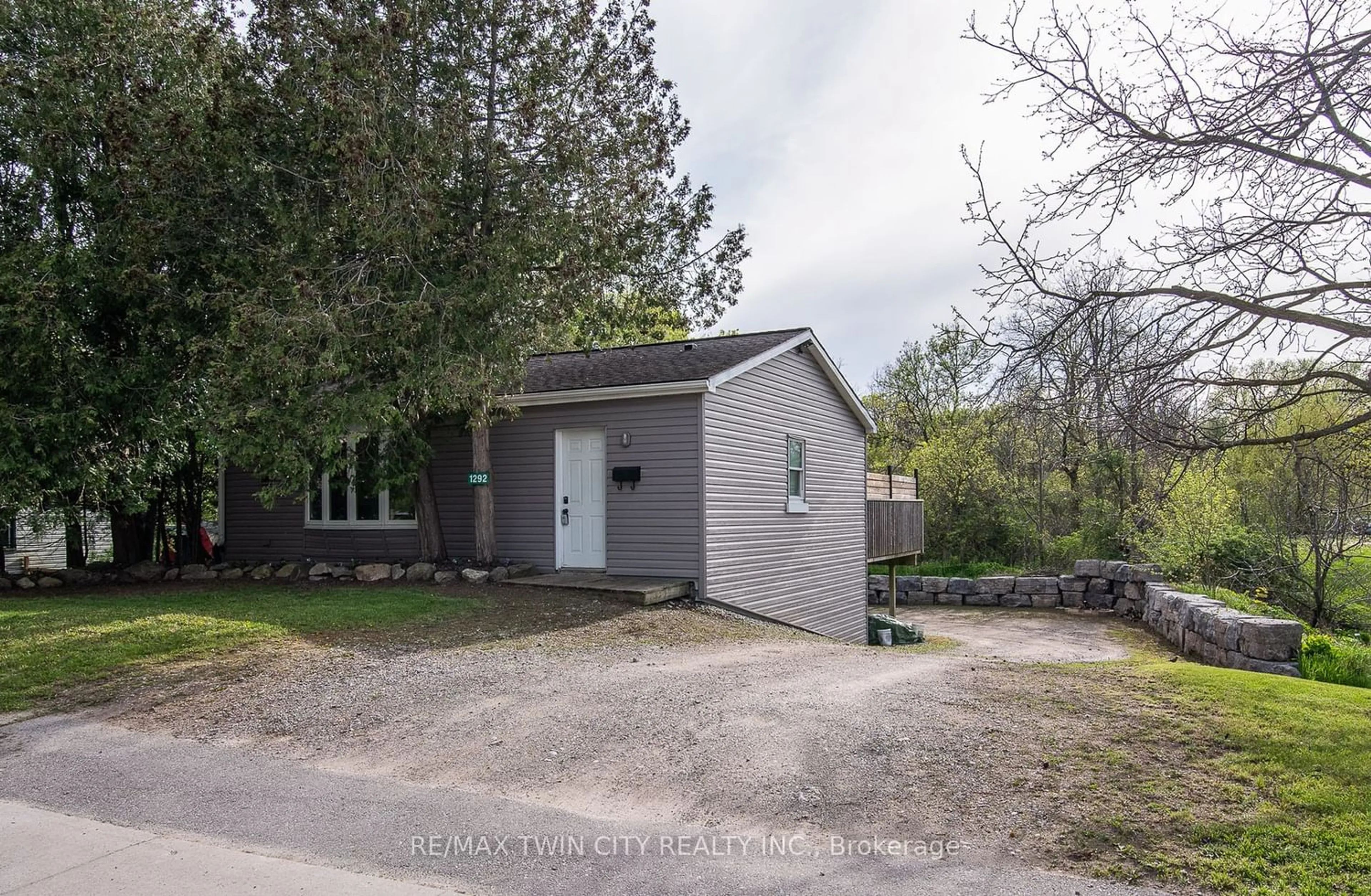 Frontside or backside of a home for 1292 Swan St, North Dumfries Ontario N0B 1E0