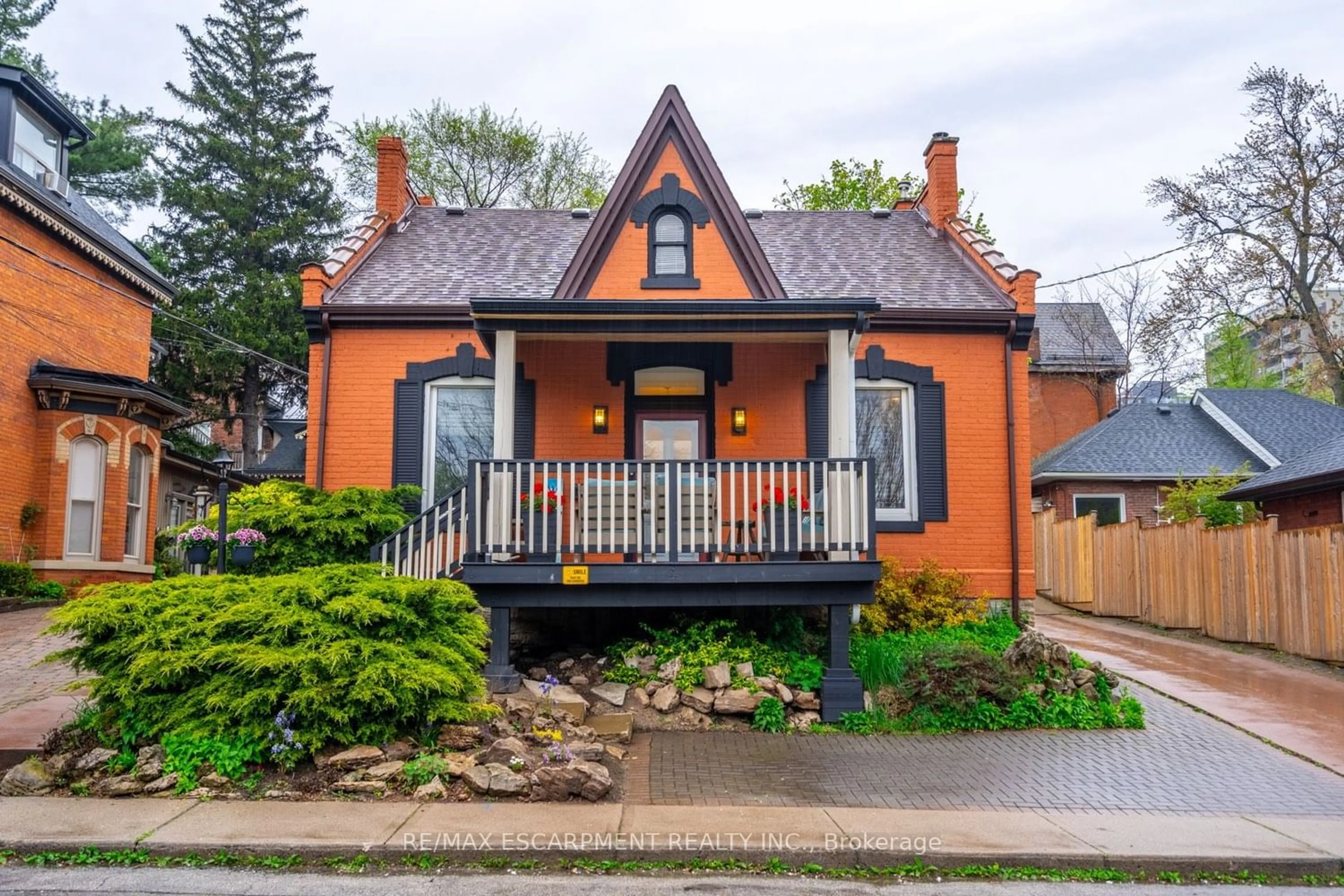 Cottage for 91 Ray St, Hamilton Ontario L8P 3V8