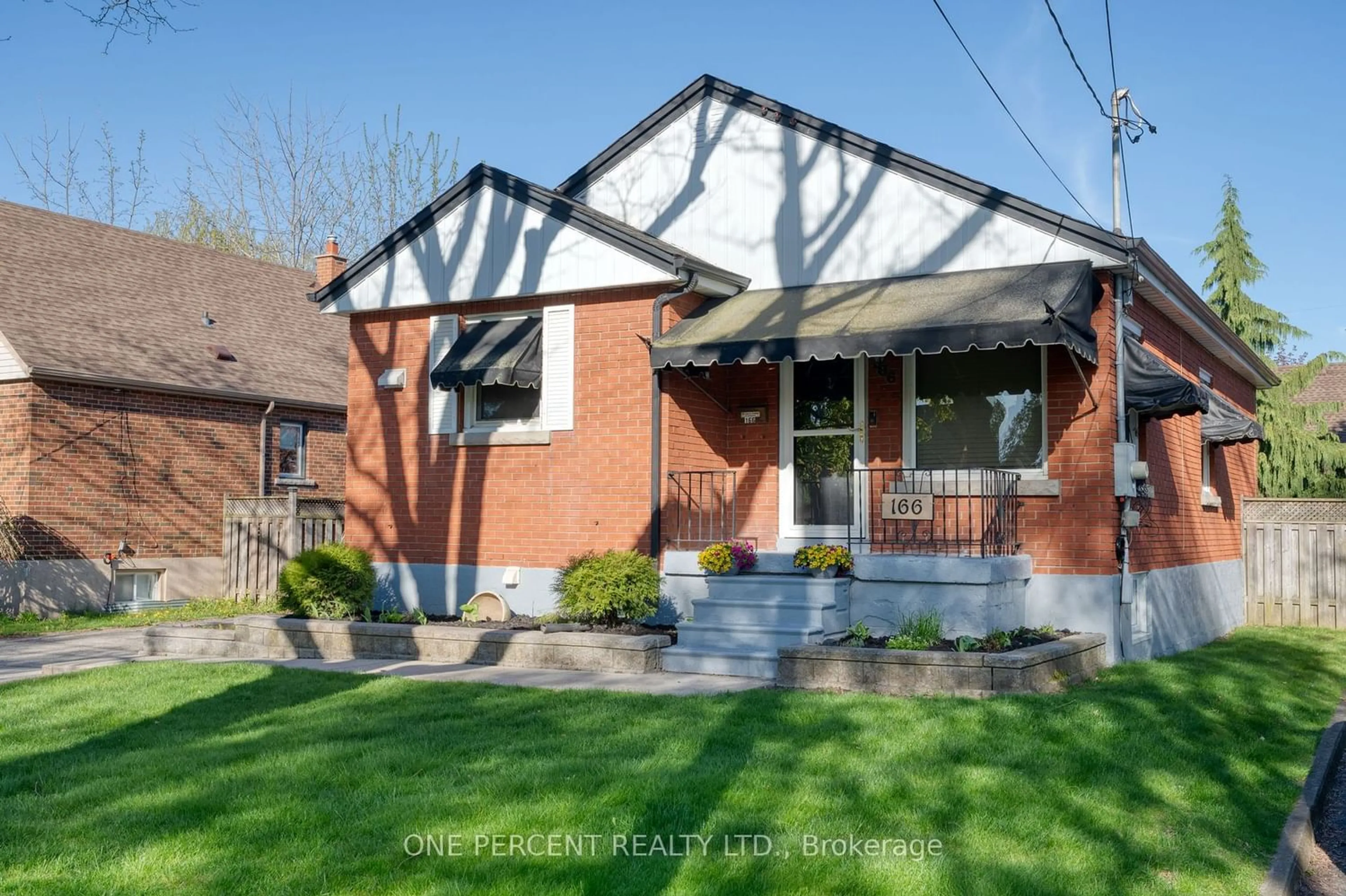 Home with brick exterior material for 166 East 34th St, Hamilton Ontario L8V 3W6