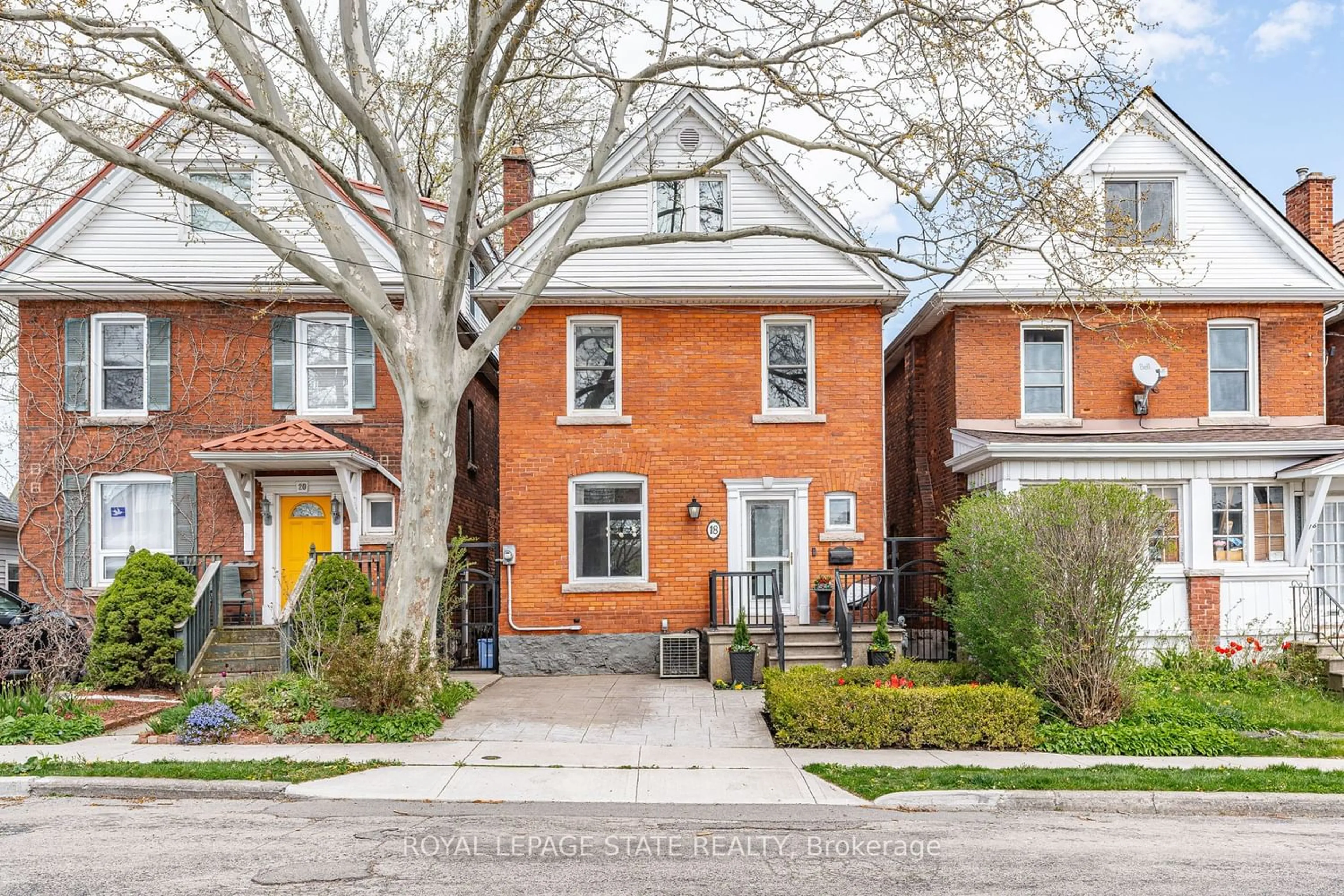 Home with brick exterior material for 18 Brucedale Ave, Hamilton Ontario L9C 1C2