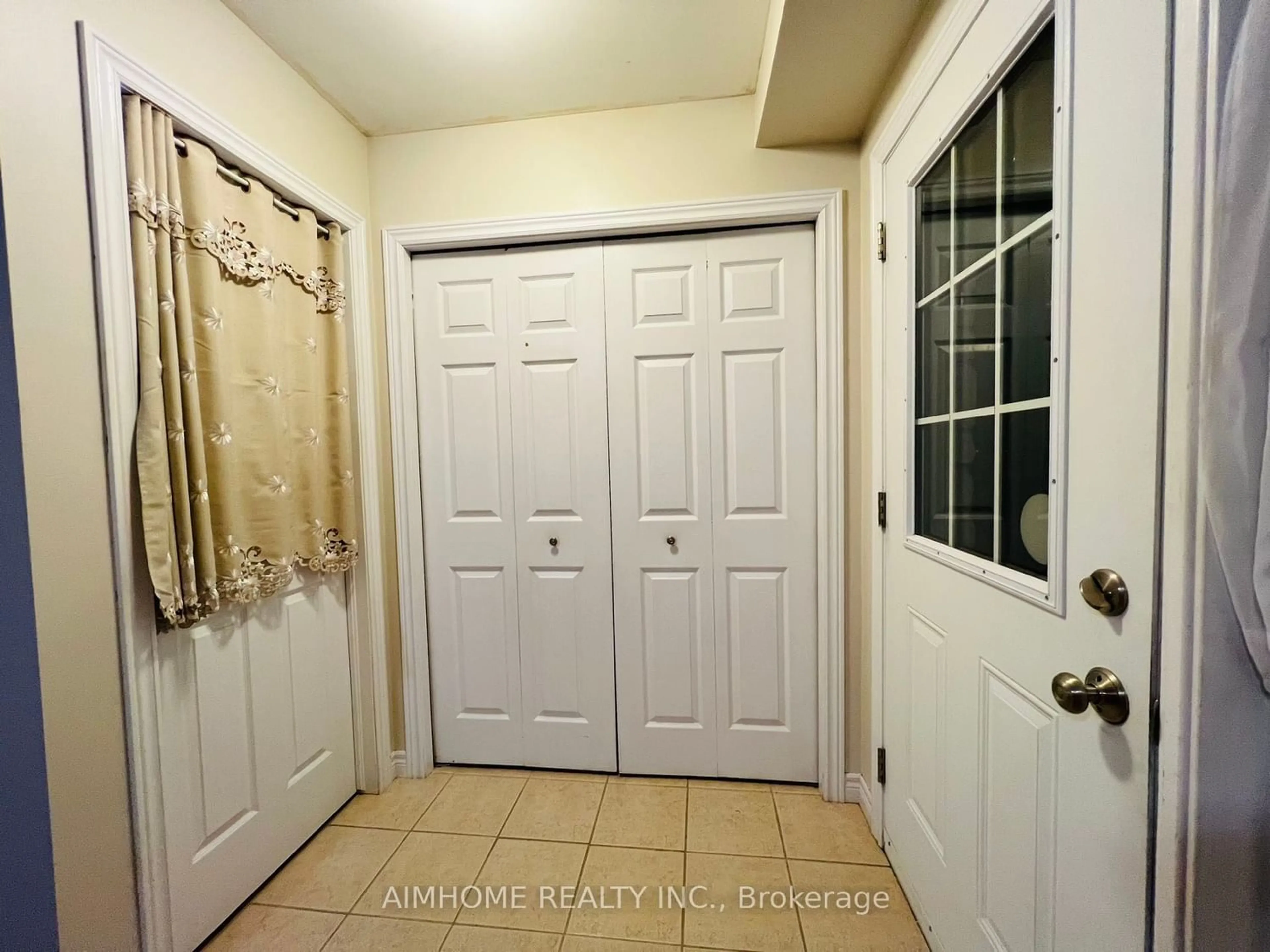 Indoor entryway for 36 Grand River Ave, Brantford Ontario N3T 4W7