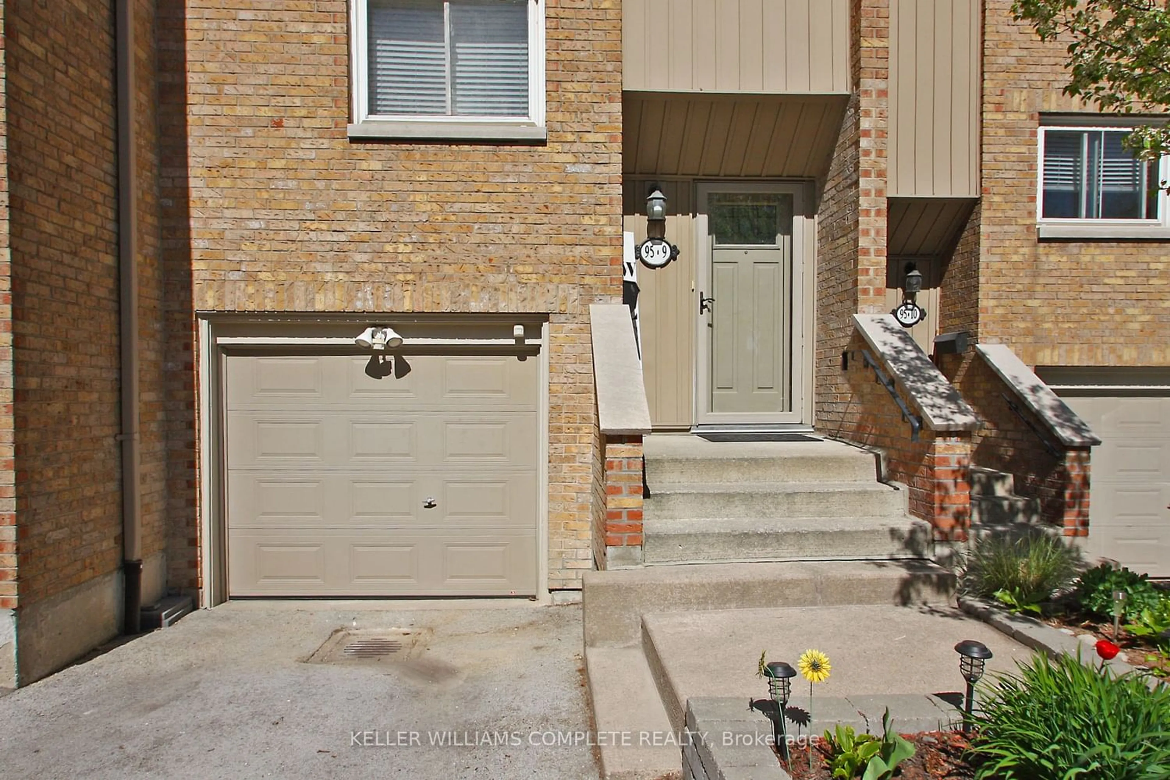 A pic from exterior of the house or condo for 95 Fonthill Rd #9, Hamilton Ontario L9C 6T1
