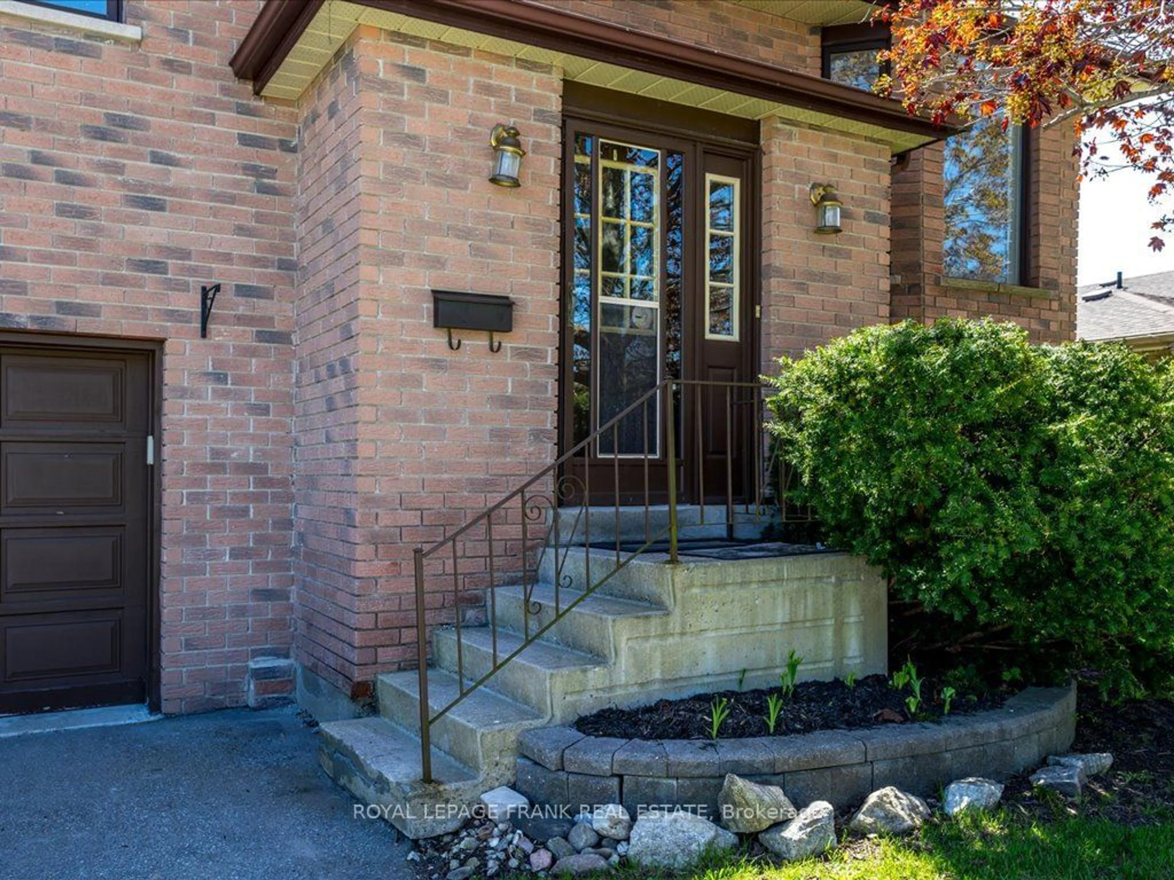 Home with brick exterior material for 17 Madill Cres, Kawartha Lakes Ontario K9V 5W8