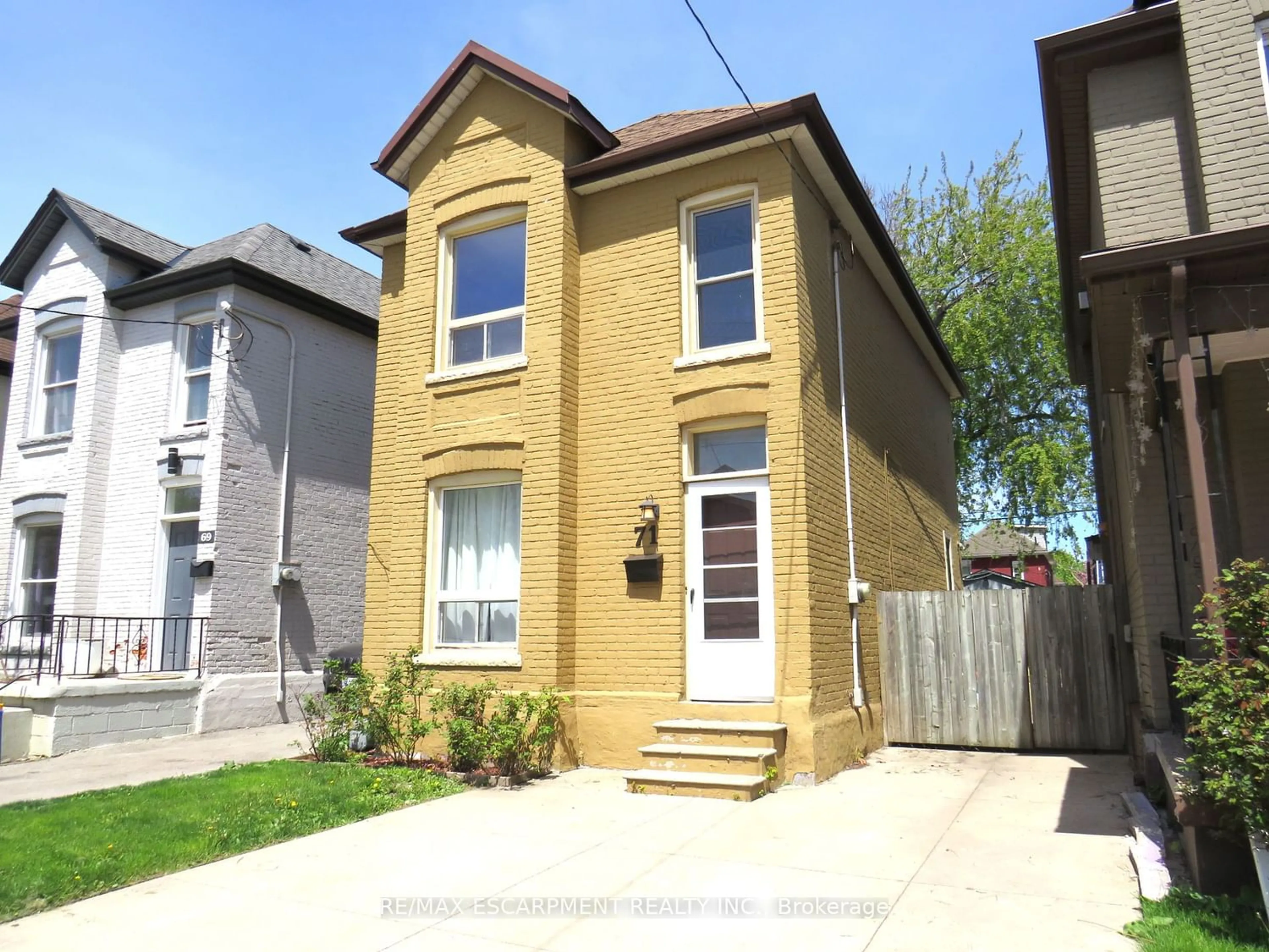 Frontside or backside of a home for 71 Keith St, Hamilton Ontario L8L 3S2