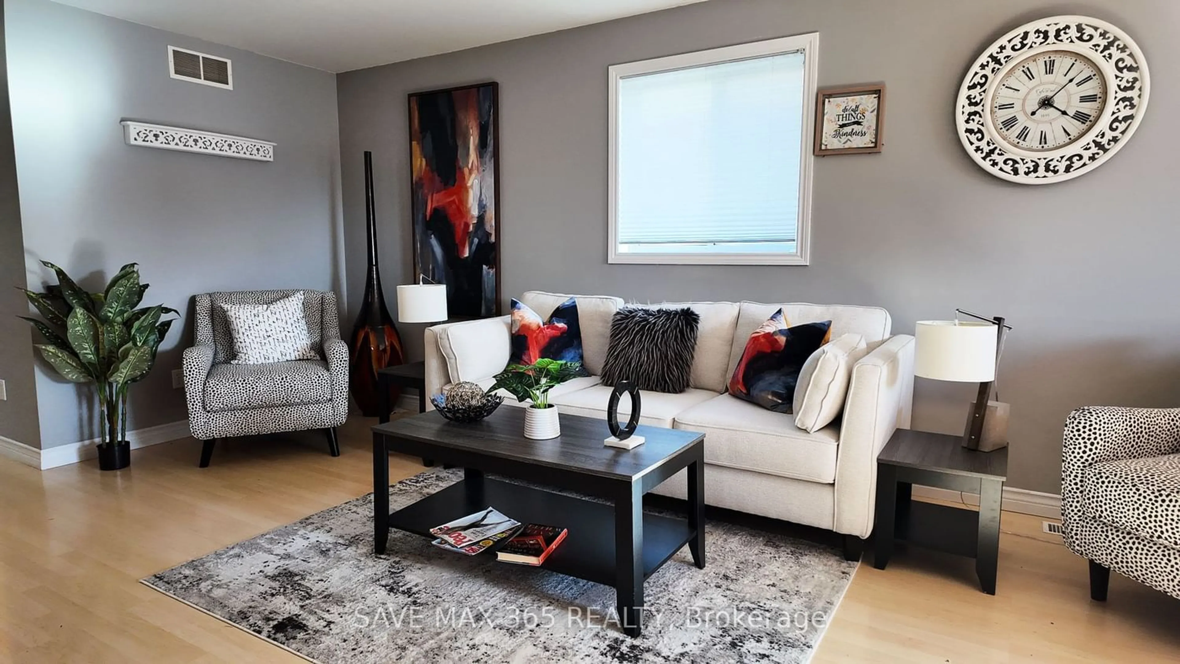 Living room for 11428 Timber Bay Cres, Windsor Ontario N8R 2K9